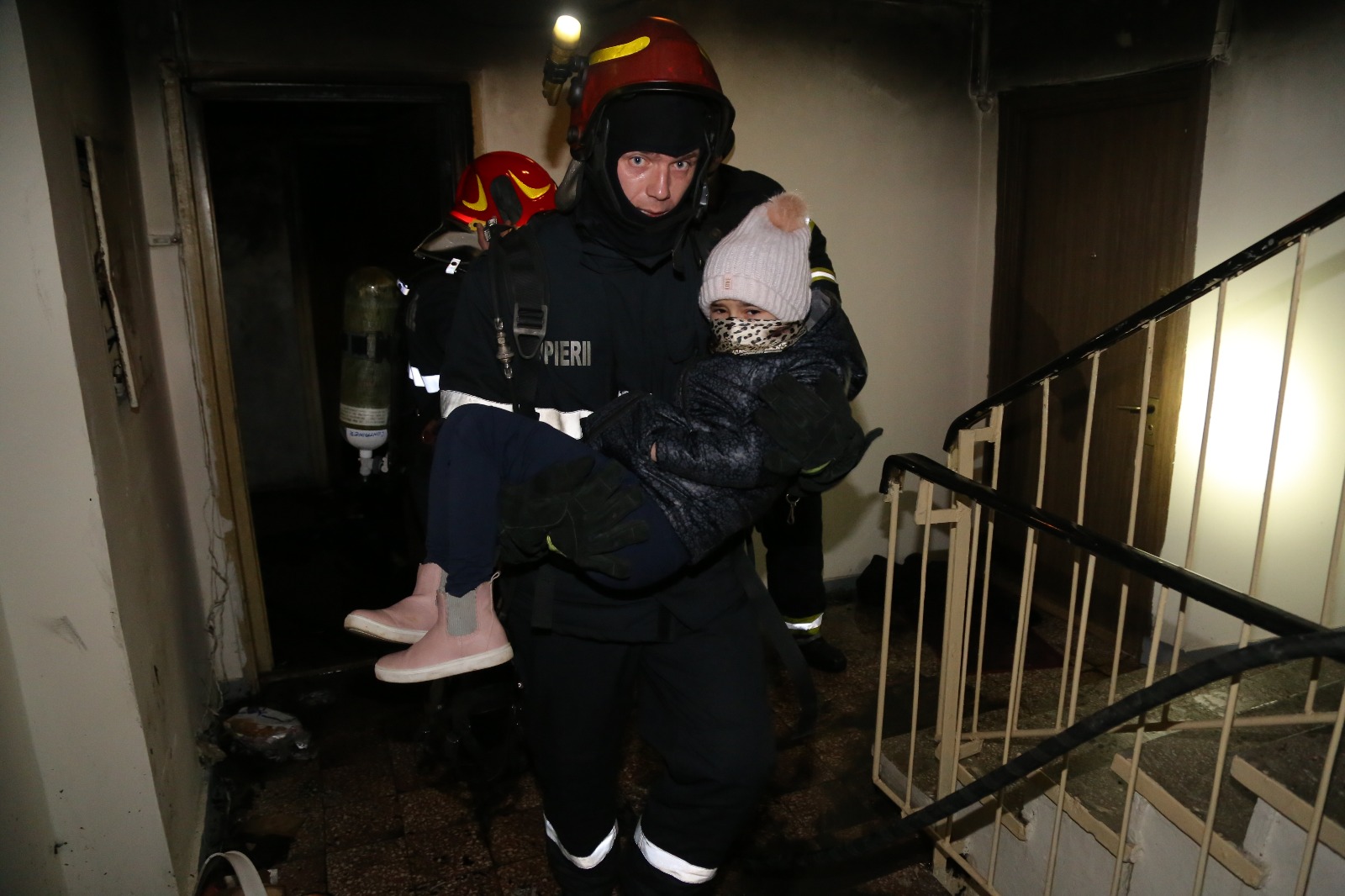 Zeci de oameni, evacuați în urma unui incendiu în București, pe bulevardul Râmnicu Sărat