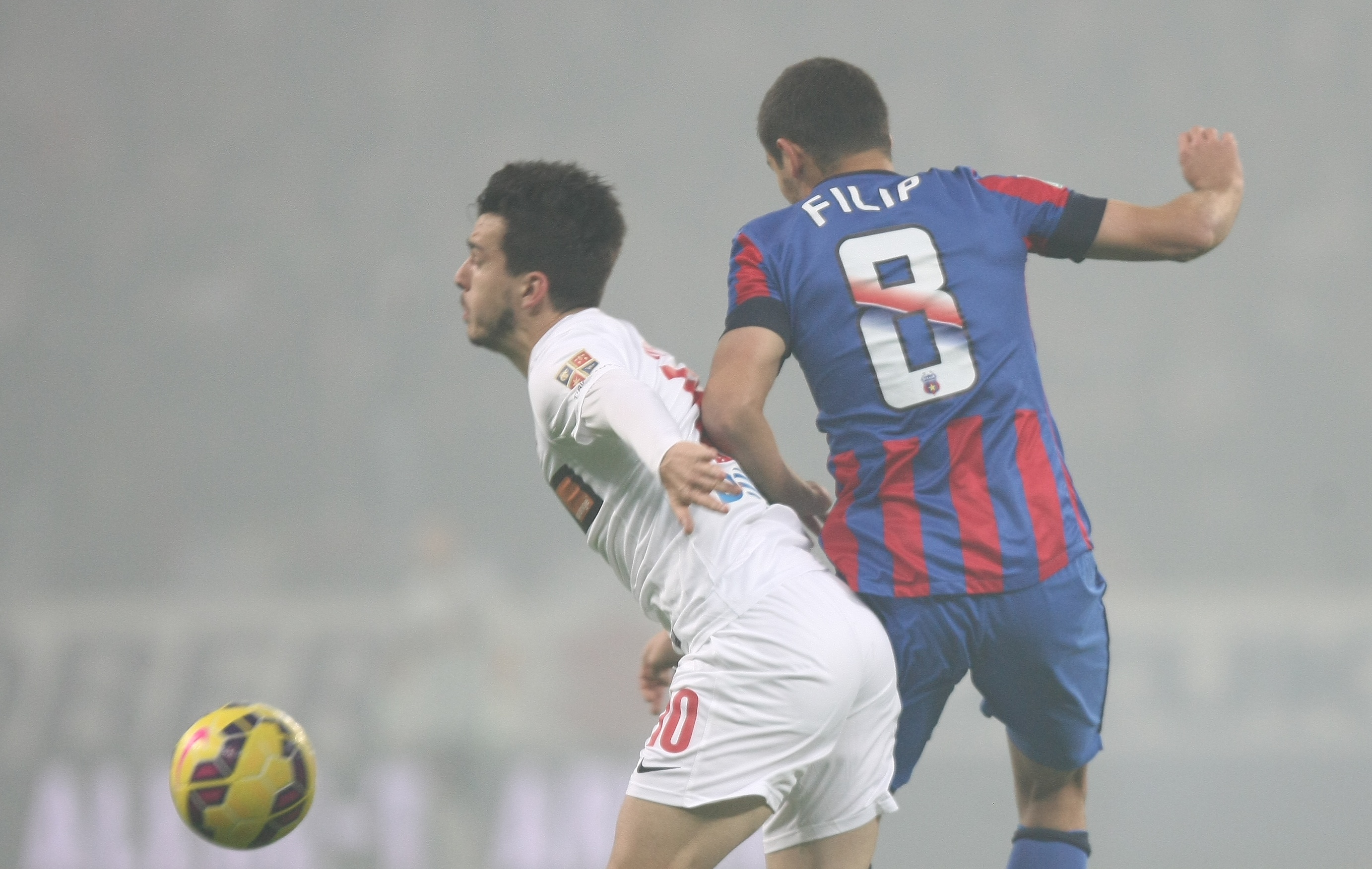 GALERIE FOTO&VIDEO/ DERBY-UL ROMÂNIEI, STEAUA - DINAMO 3-0. ^ Echipa din Ghencea i-a speriat pe ”câini” de Halloween! Szukala, Papp și Keșeru au înscris pentru roș-albaștri. Arlauskis și Bărboianu, loviți de petardele aruncate de suporteri. Băiatul lui Florentin Petre a debutat la Dinamo