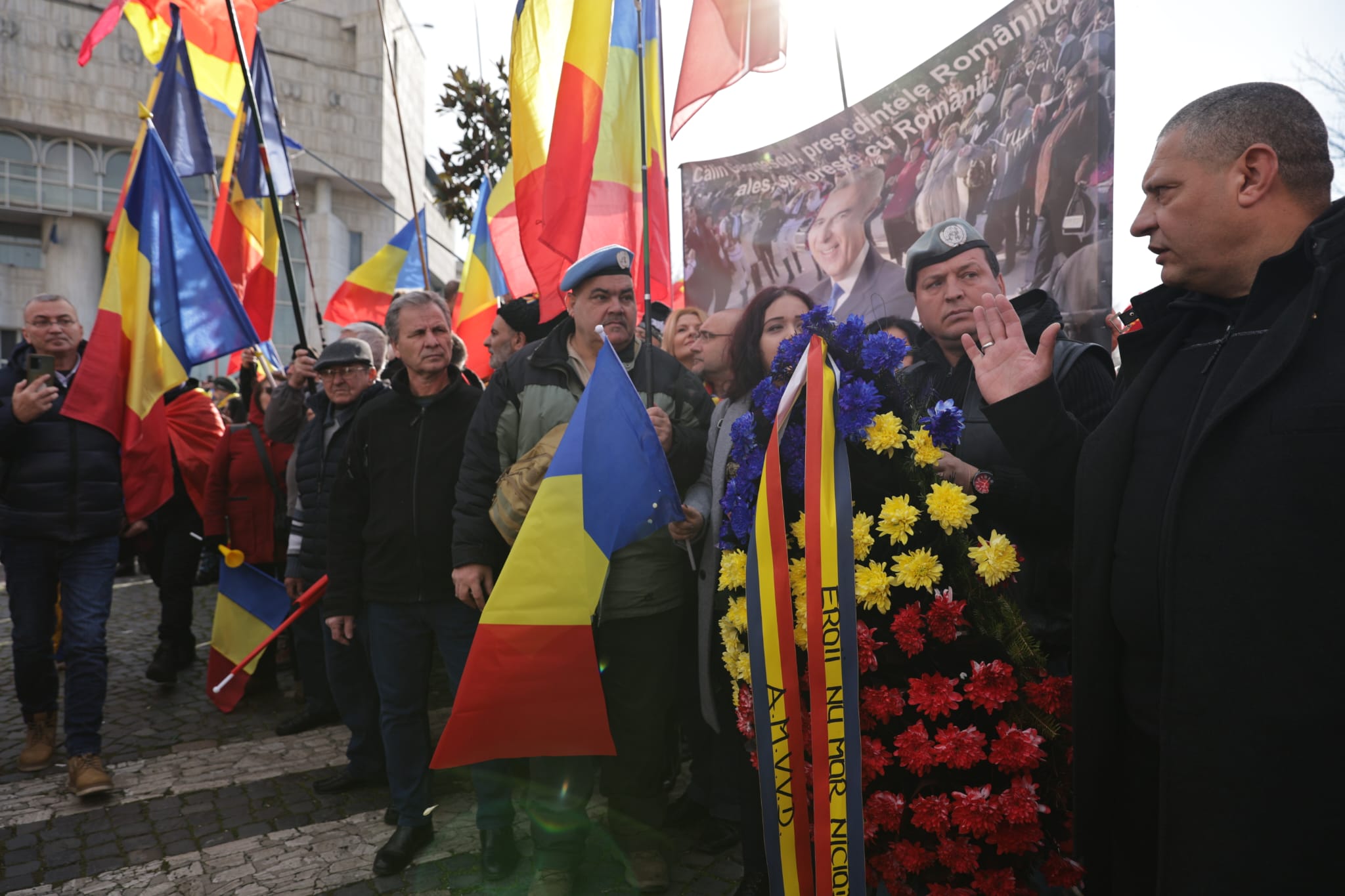 Oameni urcați pe blocuri în București ca să vadă marșul susținătorilor lui Călin Georgescu