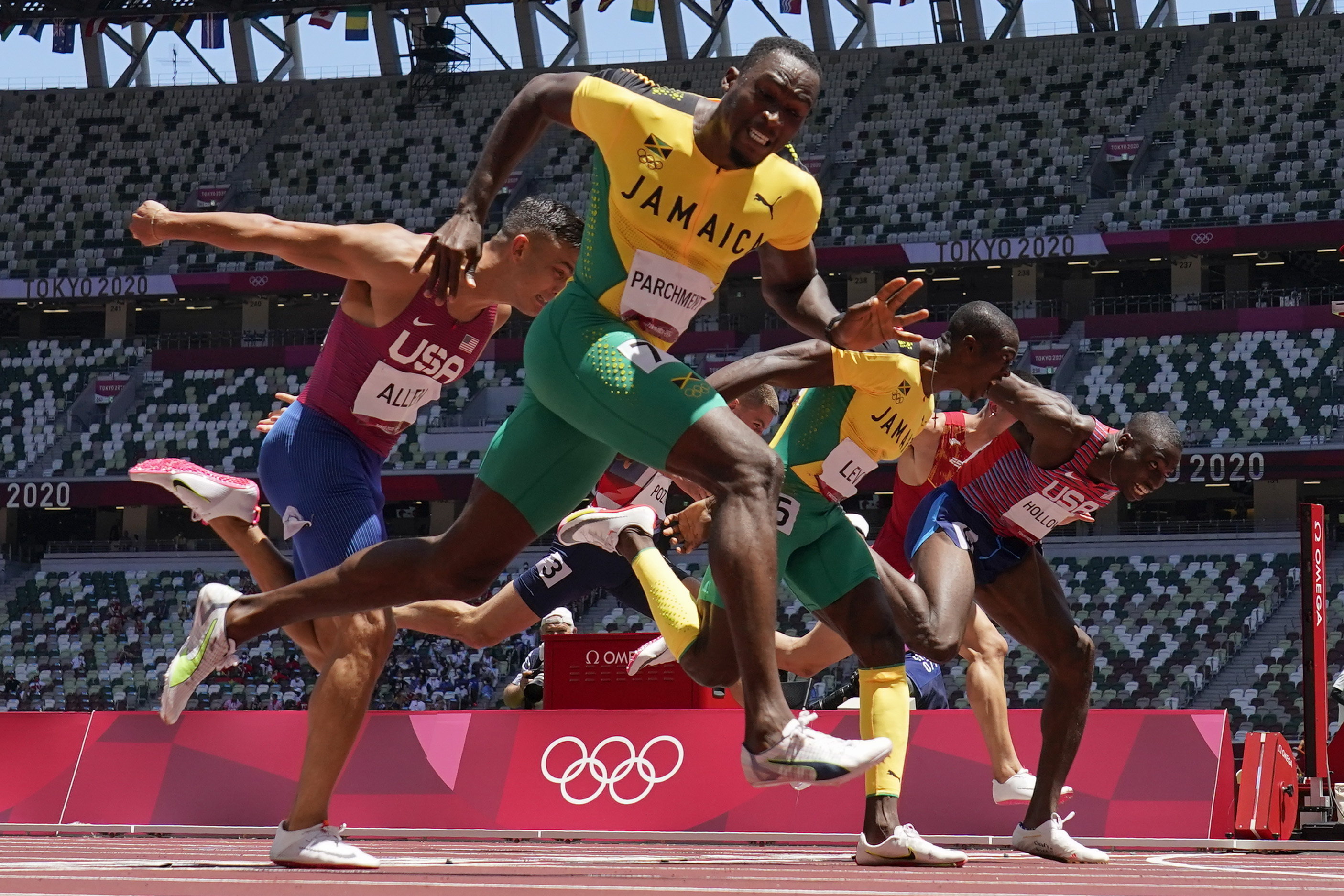 A jamaicai Hansle Parchment a tokiói nyári olimpia férfi 1100 méteres gátfutásának döntőjében. / Fotó: MTI/AP/David J. Phillip