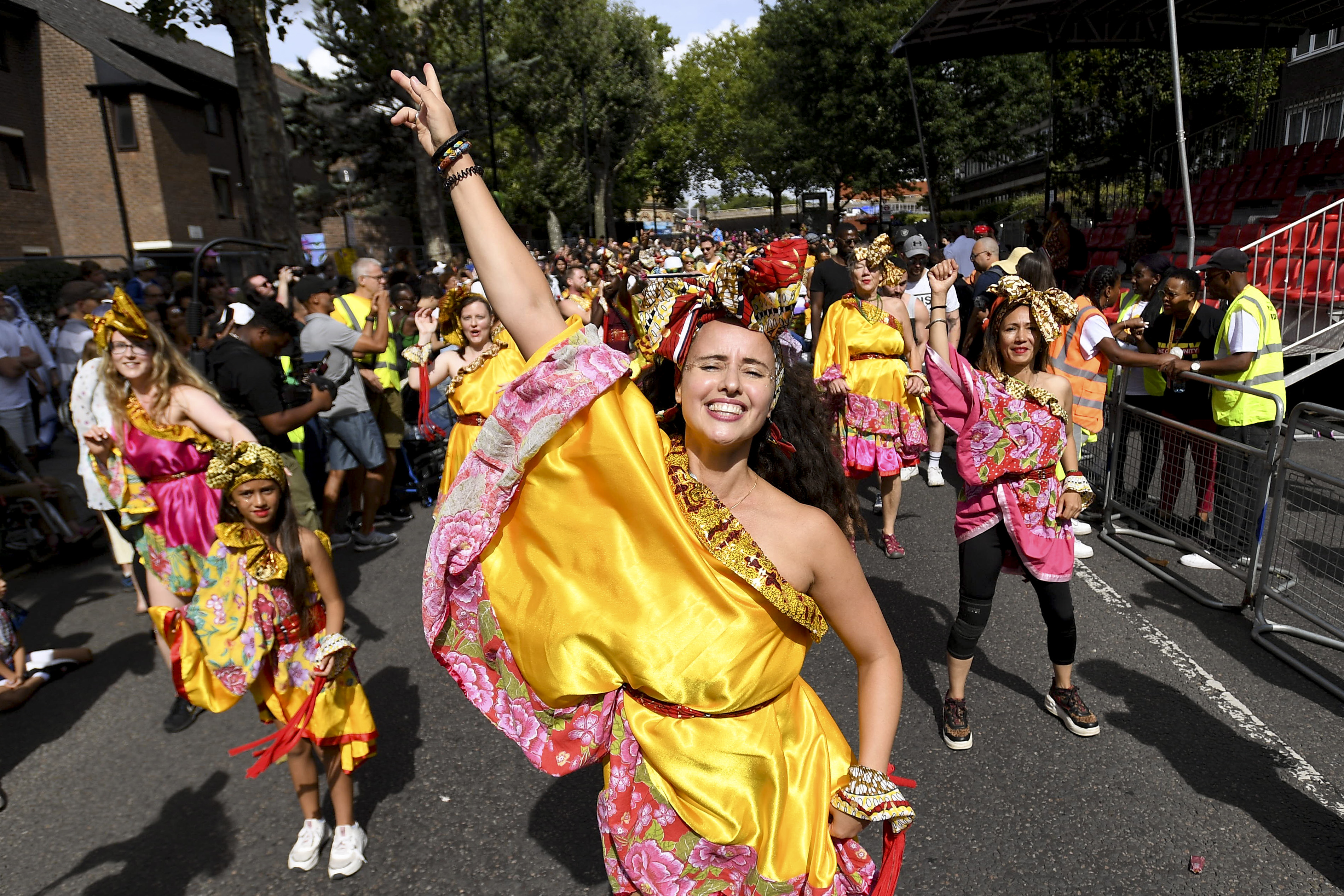 Carnavalul Notting Hill a revenit pe străzile din Londra, pentru prima dată de la începutul pandemiei. Imagini de la defilări