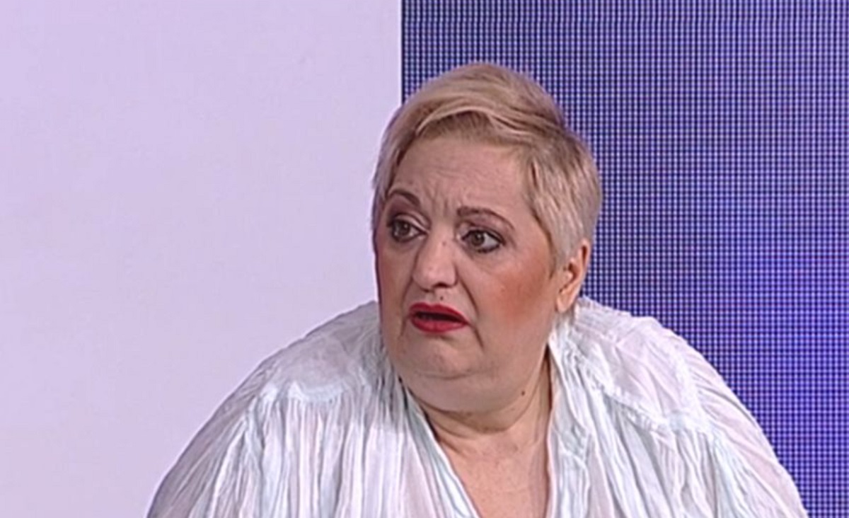 Imagini de la capela unde a fost depus sicriul actriței Marinela Chelaru. Au fost deja aduse primele coroane de flori