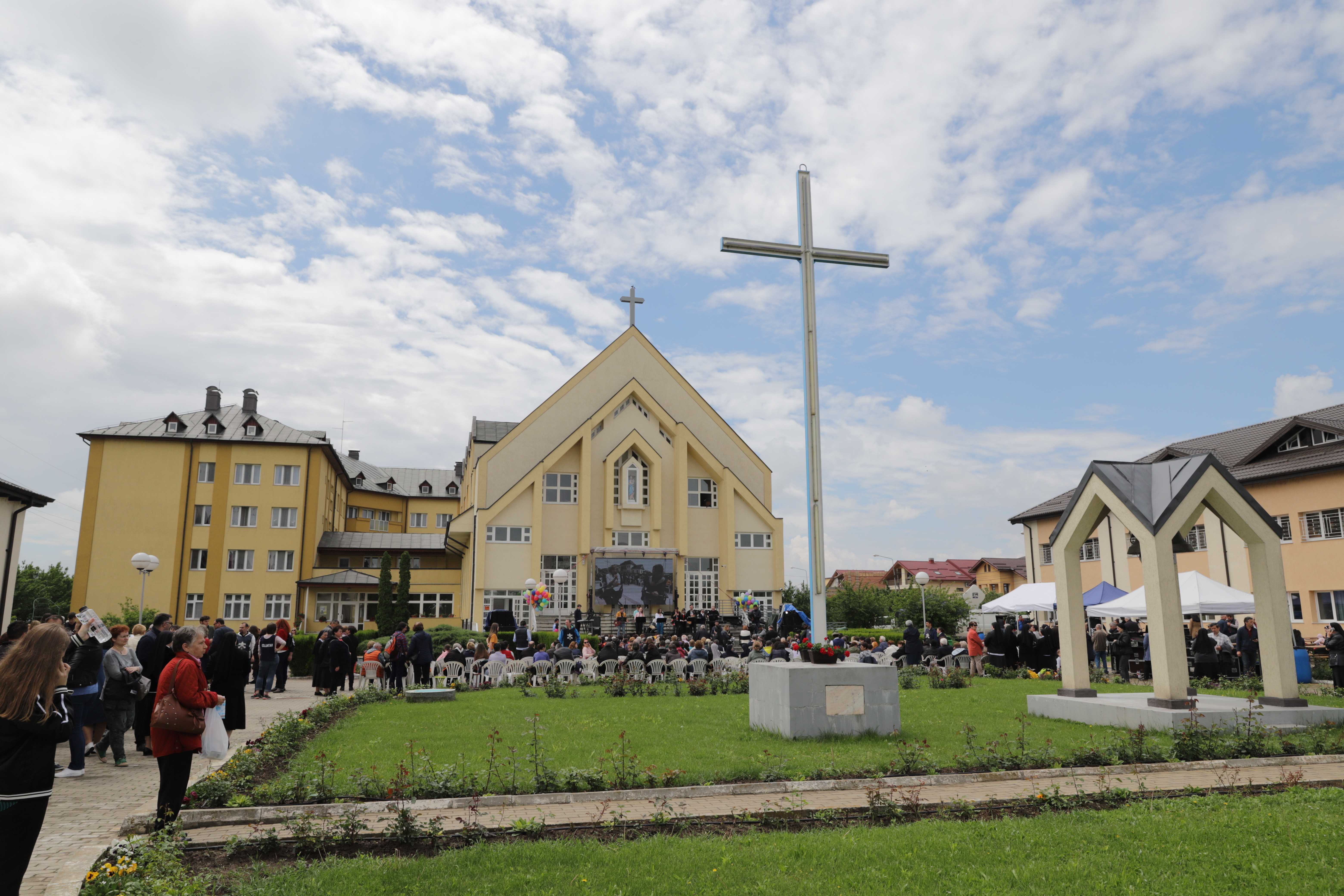 REPORTAJ/ Vată de zahăr, cântece și preoți la cratiță, în așteptarea Papei! La Mănăstirea Sfânta Agnes, din Popești-Leordeni, credincioșii catolici au intrat în atmosfera festivă a vizitei Suveranului Pontif