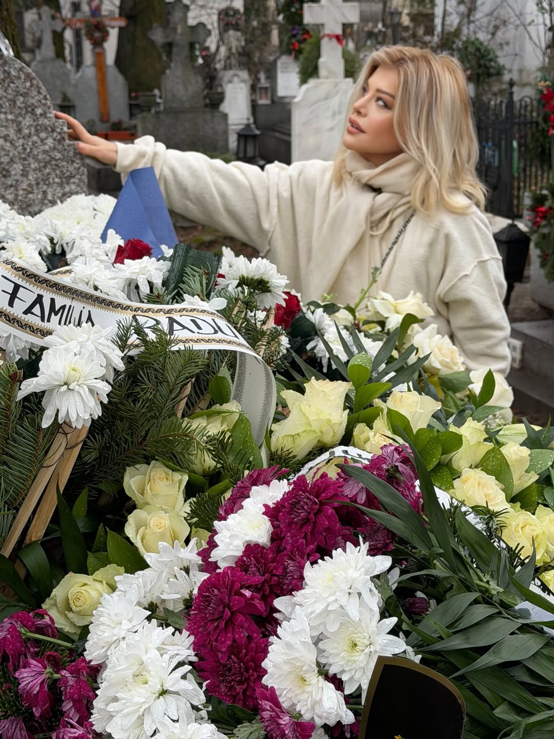 Imagini cu Loredana Groza la mormântul tatălui ei. Cum s-a filmat artista la Cimitirul Bellu: „Sunt alături de toți cei care au pierdut un părinte”