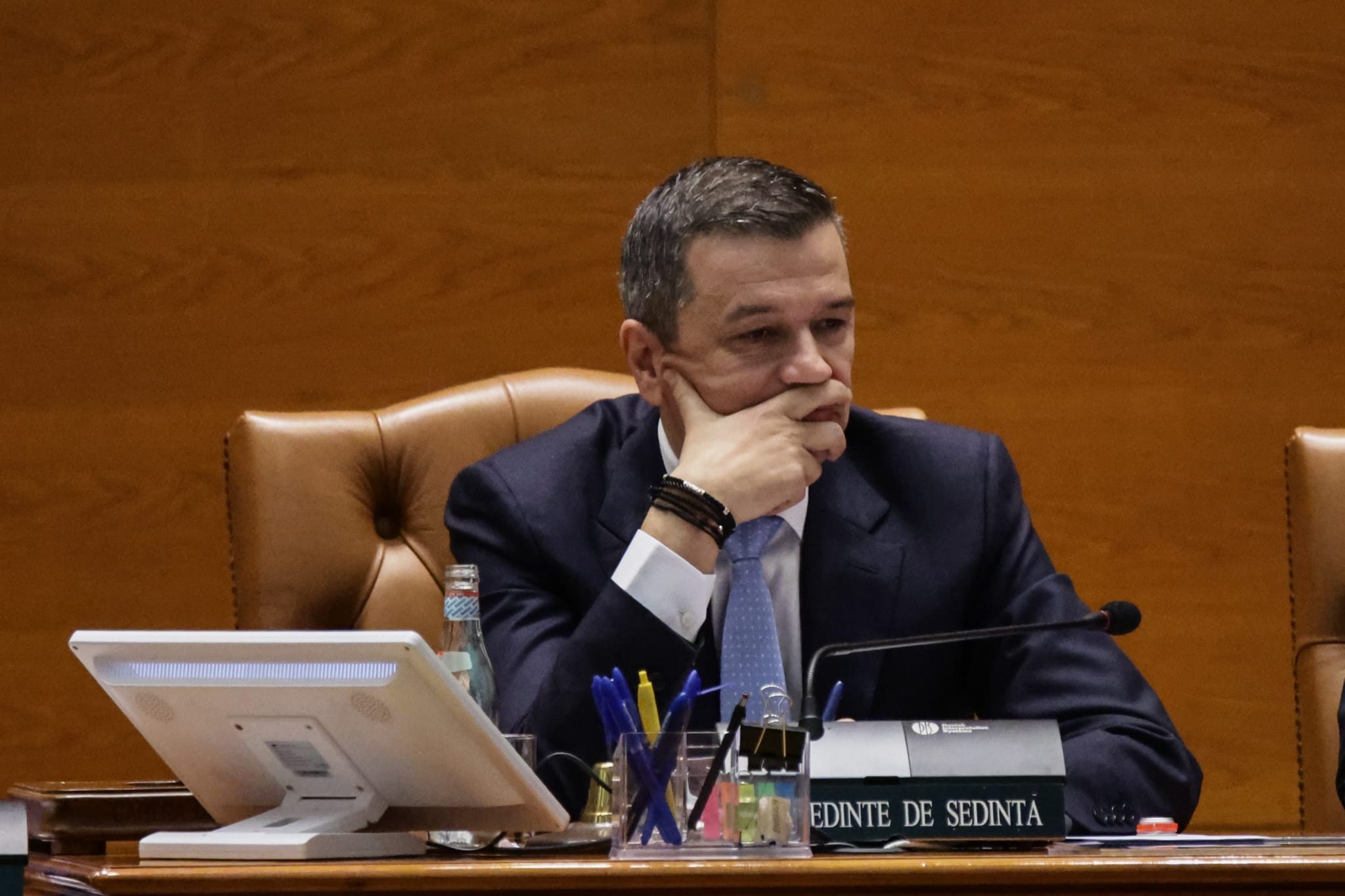 Ce nu s-a văzut la televizor în timpul votului moțiunii de cenzură împotriva Guvernului Bolojan. Negocieri în șoaptă, telefoane pe fugă și calcule la limită
