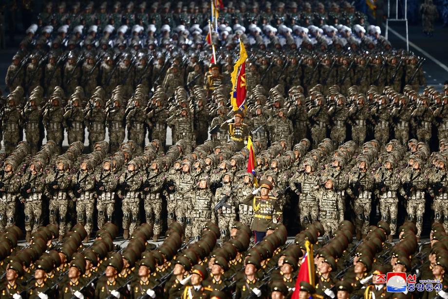 Paradă militară cu surprize în Coreea de Nord. Kim Jong-un a prezentat o rachetă balistică uriașă
