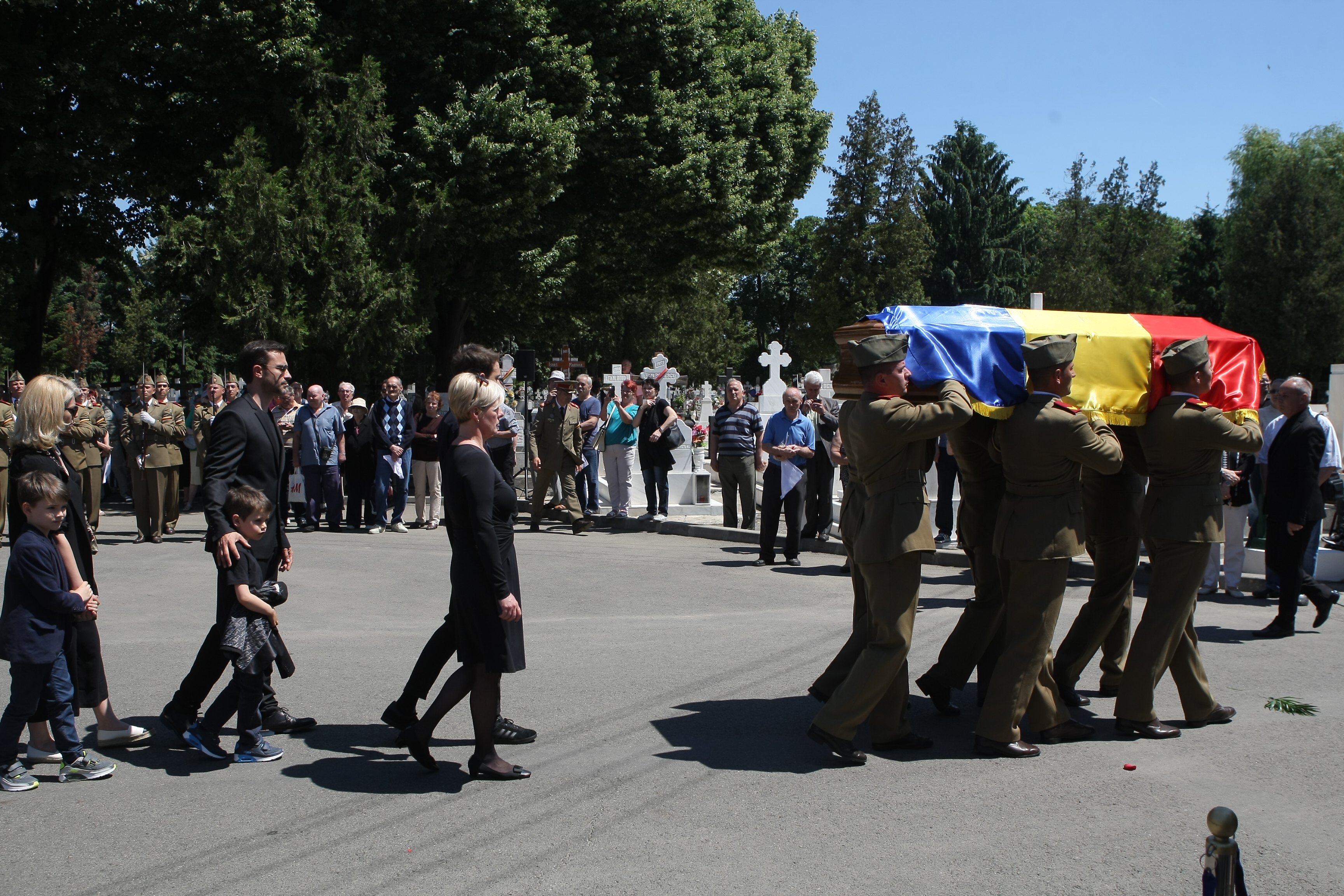 GALERIE FOTO&VIDEO/ Cristian Țopescu, înmormântat cu onoruri militare, la Cimitirul Ghencea Militar din București