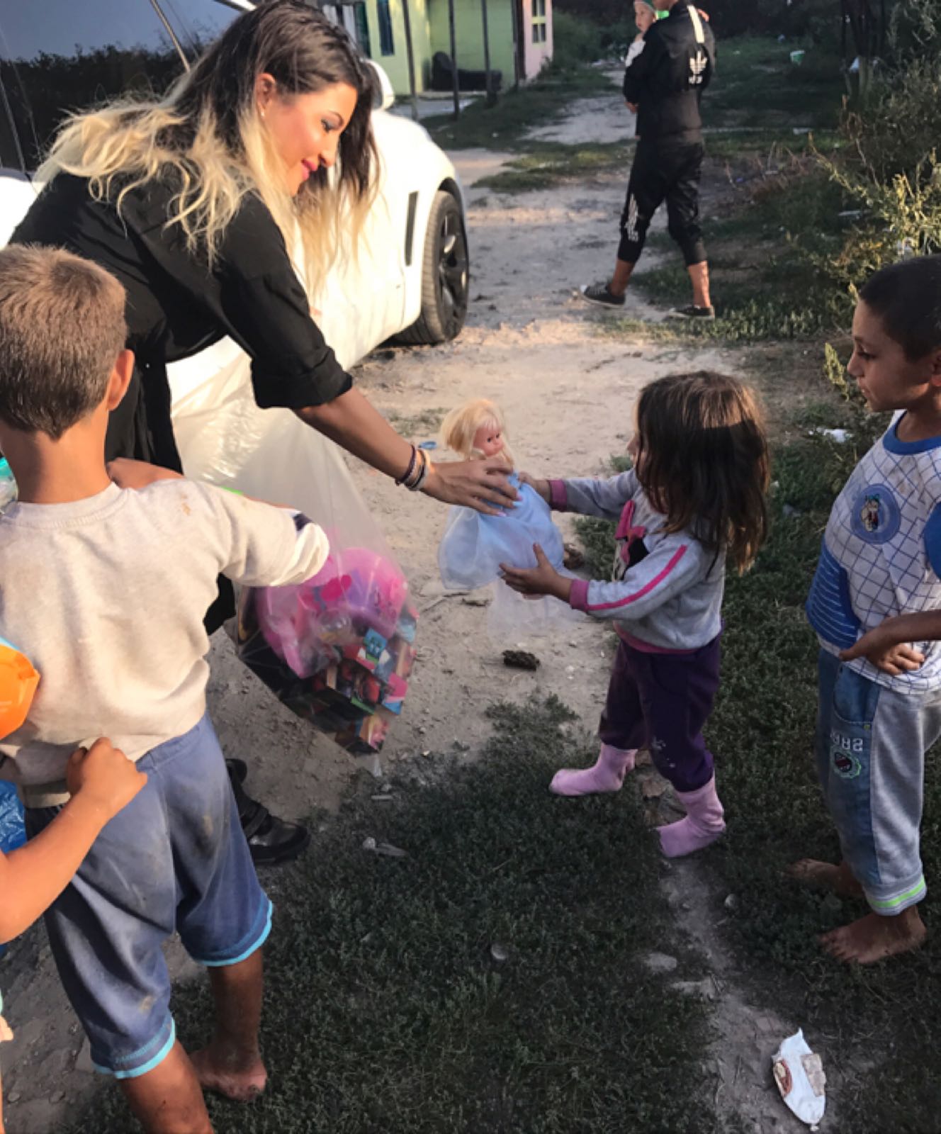 REPORTAJ: Dacă unii pozează în Bunul Samaritean doar de sărbători, ea aduce alinare tot timpul anului| FOTO