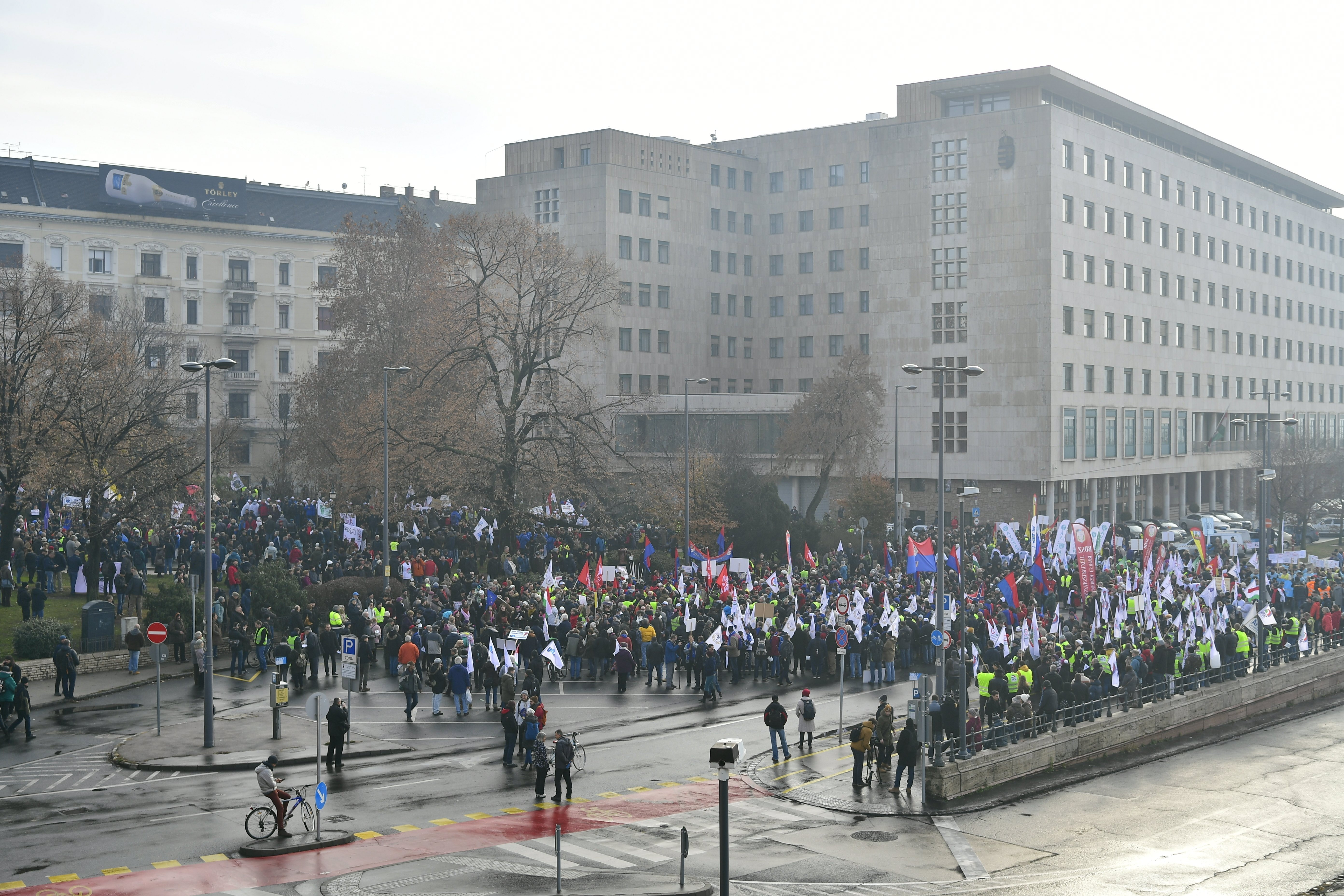 Mii de unguri au protestat împotriva "legii sclaviei", sâmbătă, la Budapesta