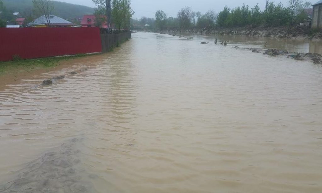Inundații în Moldova. Zeci de oameni, evacuați din calea apelor. Mii de locuințe au rămas fără curent electric
