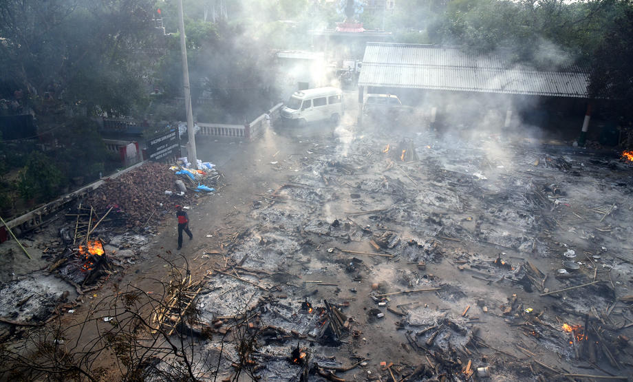 India, aproape de colaps în urma valului COVID. Parcări transformate în incineratoare