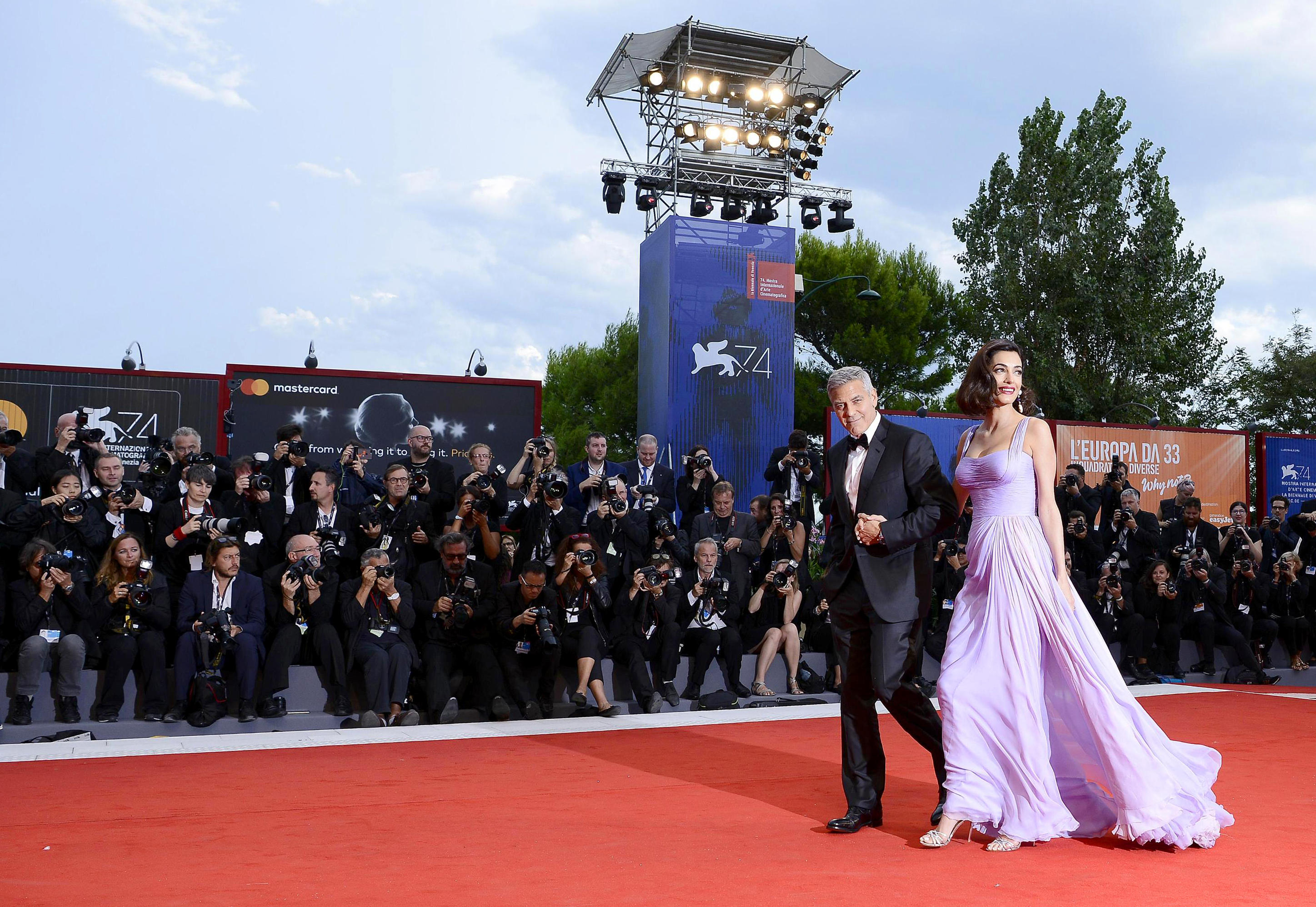 FOTO| George și Amal Clooney, prima apariție publică după venirea pe lume a gemenilor