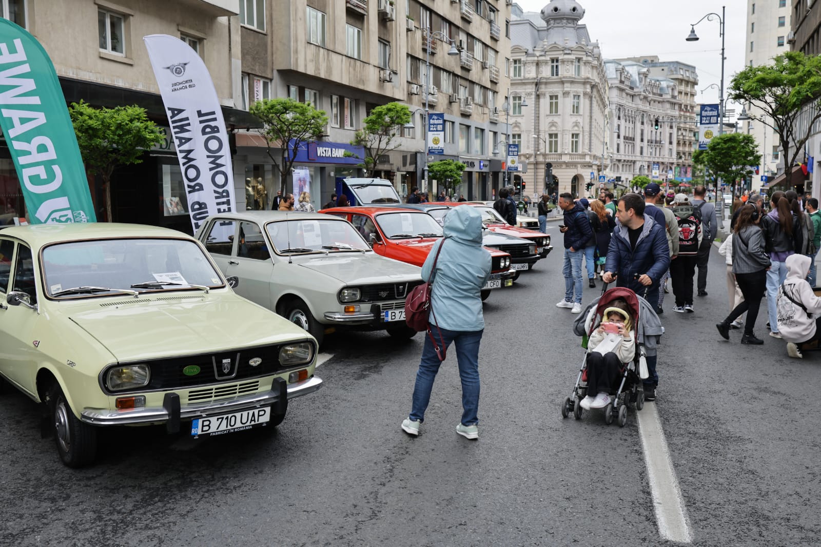 Expoziție cu mașini de epocă la București, pe Calea Victoriei. Printre exponate și un ARO folosit de Nicolae Ceaușescu