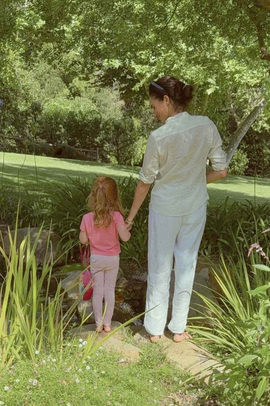 Imagini adorabile cu copiii lui Meghan Markle și ai prințului Harry. Micuța Lilibet a moștenit culoarea părului tatălui ei