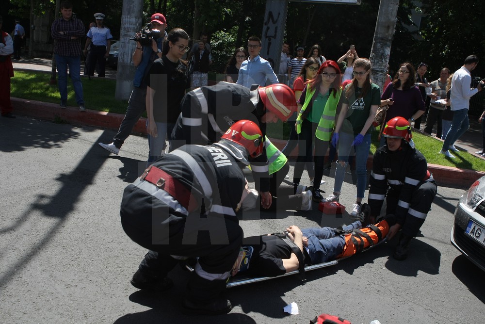 Cum intervin polițiștii în cazul unui accident rutier. Simularea, desfășurată într-o intersecție din București / VIDEO&FOTO