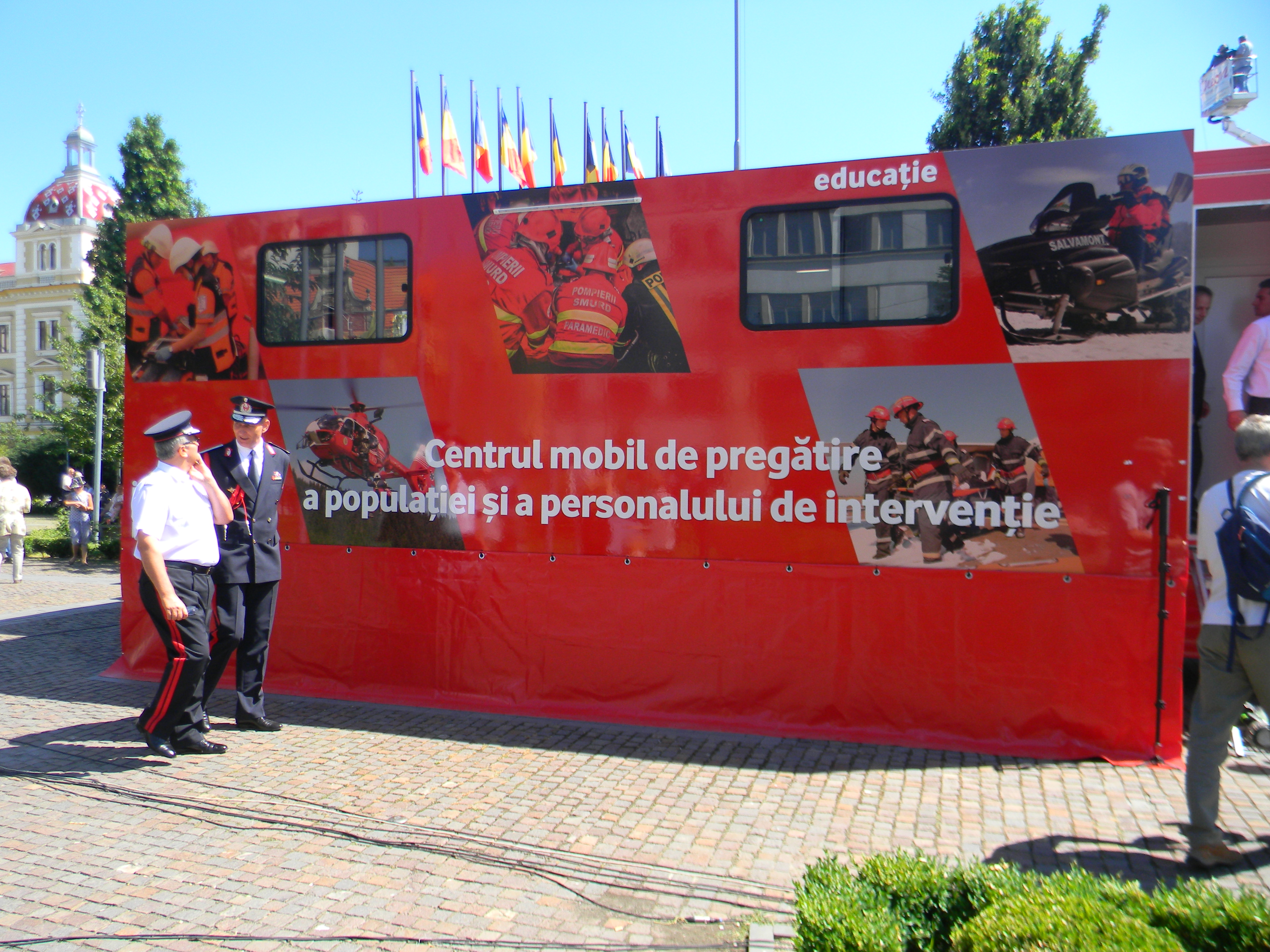 Raed Arafat a inaugurat la Cluj un centru mobil de informare împotriva dezastrelor GALERIE FOTO