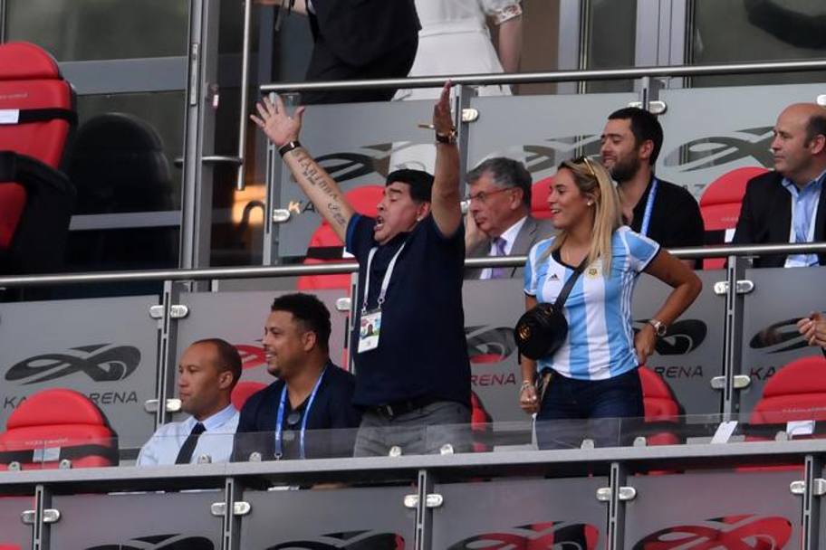 Reacțiile lui Diego Maradona din timpul meciului Franța - Argentina 4-3. La final, a pus tunurile pe selecționer / GALERIE FOTO