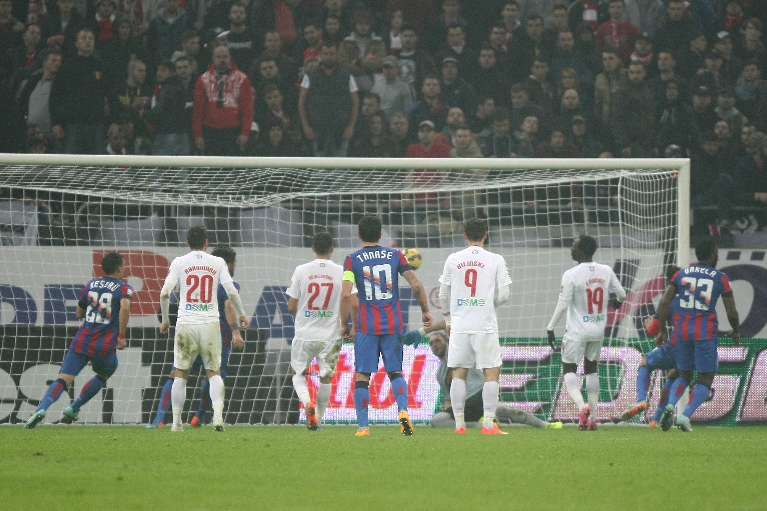 GALERIE FOTO&VIDEO/ DERBY-UL ROMÂNIEI, STEAUA - DINAMO 3-0. ^ Echipa din Ghencea i-a speriat pe ”câini” de Halloween! Szukala, Papp și Keșeru au înscris pentru roș-albaștri. Arlauskis și Bărboianu, loviți de petardele aruncate de suporteri. Băiatul lui Florentin Petre a debutat la Dinamo