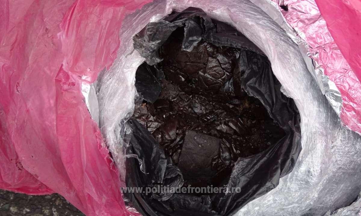 Peste 80 de kilograme de opiu, descoperite la Calafat, în TIR-ul unui turc. Drogurile valorează 1,5 milioane de euro