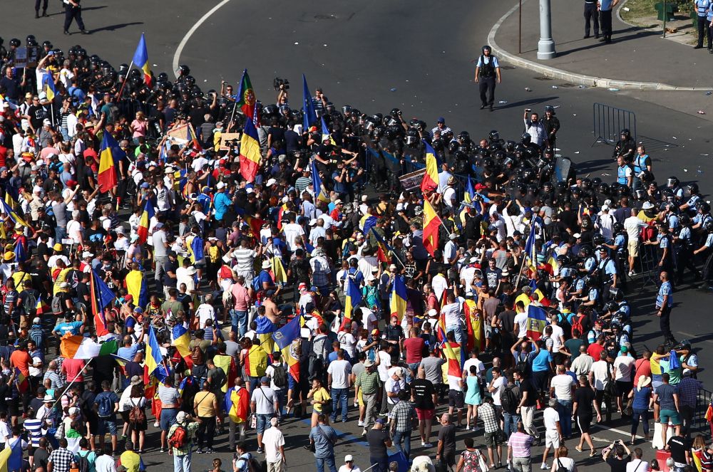 UPDATE. Război de stradă între jandarmi și huligani, în Piața Victoriei. 452 de persoane rănite / VIDEO&FOTO