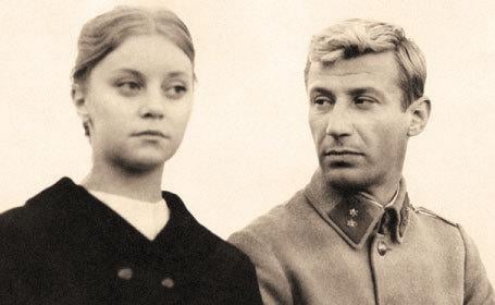 Actrița Anna Szeles, fosta soție a lui Florin Piersic: „Nu m-am considerat frumoasă. Dar m-au pus în ziare pe mine mare și pe Catherine Deneuve mică! Florin? Îl respect pentru că îl avem pe Daniel!”. Cum „s-au bătut” Nicu Ceaușescu și Piersic pentru ea