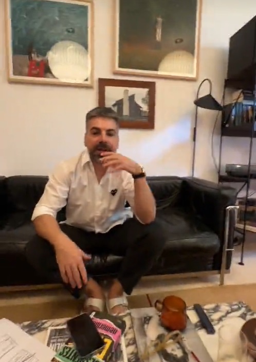 Imagini din apartamentul în care locuiește Maurice Munteanu. În sufragerie are o canapea vintage care costă 8.000 de euro