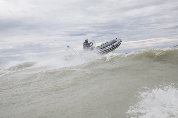 Felborult katamarán, elsodródott SUP-osok és gumimatracon vesztegelő, részeg férfi: mozgalmas napja volt a vízimentőknek a Balatonnál az ítéletidőben