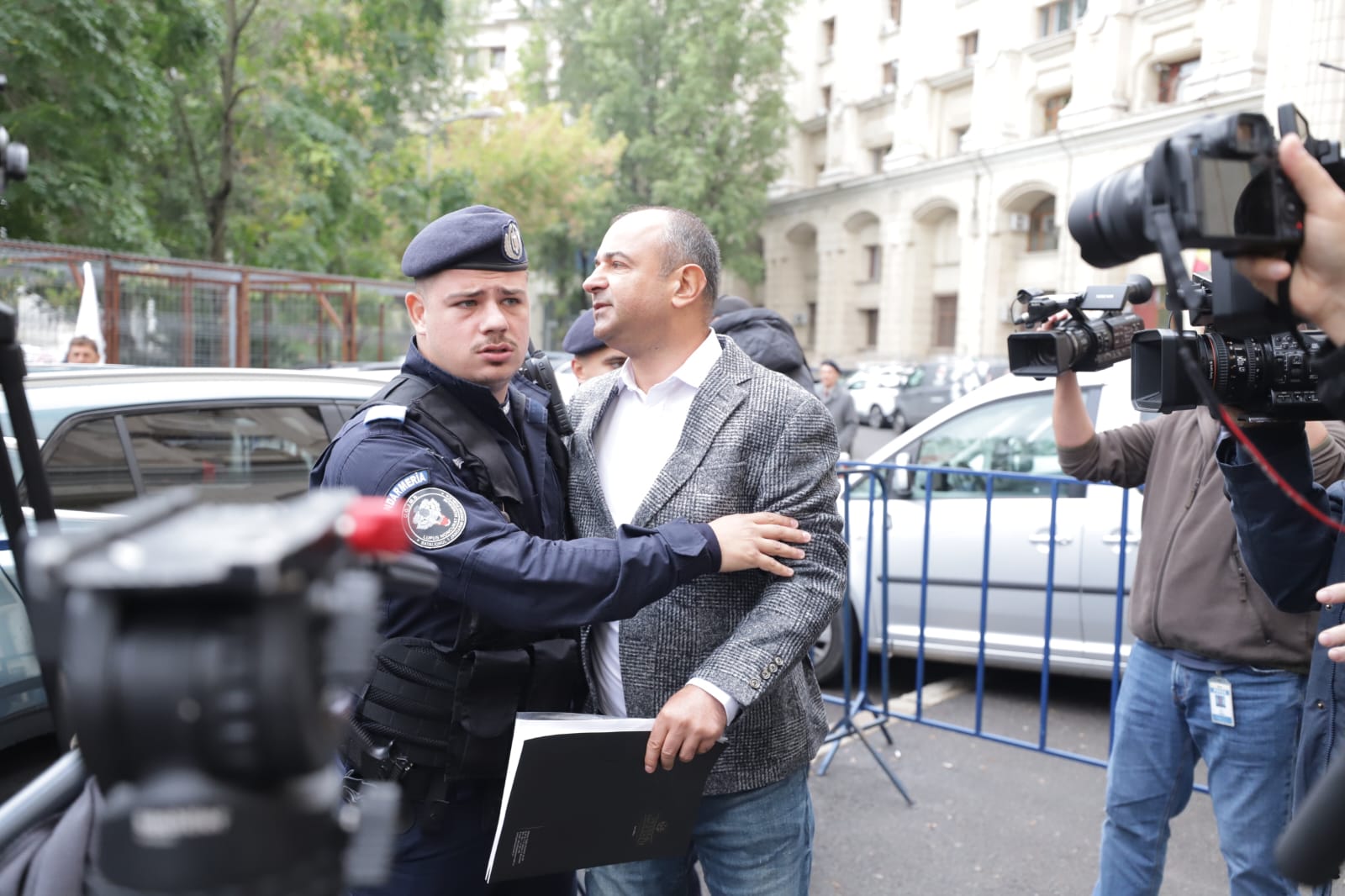 Silvestru Șoșoacă a venit la Parchetul General să își vadă fosta soție și a fost la un pas să fie linșat de mulțime