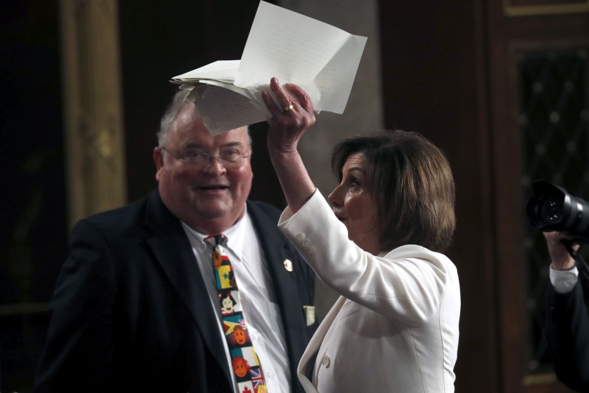 Momente fără precedent în Congresul SUA: Nancy Pelosi a rupt o copie a discursului ținut de Trump. Președintele a refuzat să dea mâna