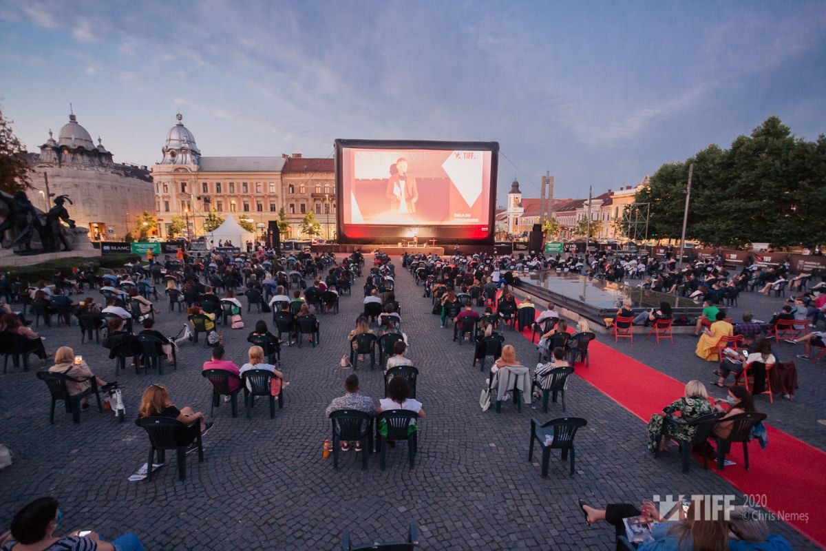 Pasiuni contra COVID. Imagini de la festivalul TIFF din Cluj, unde mii de oameni se uită la filme în aer liber, respectând măsurile