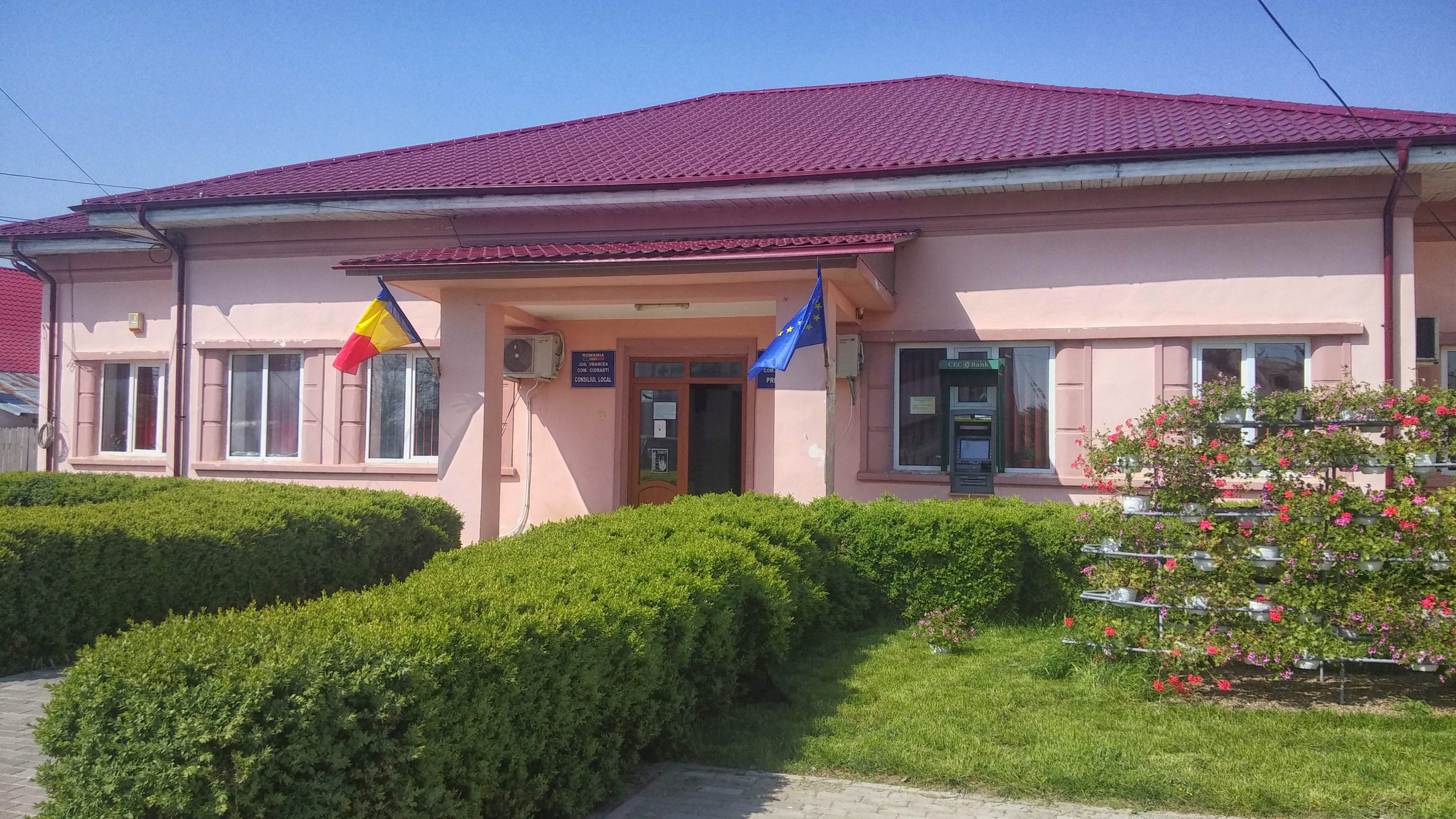 REPORTAJ/ Un primar din Vrancea a tăiat banii de serbări câmpenești ca să asfalteze ulițele. “Petrecerile se duc, dar asfaltul rămâne”