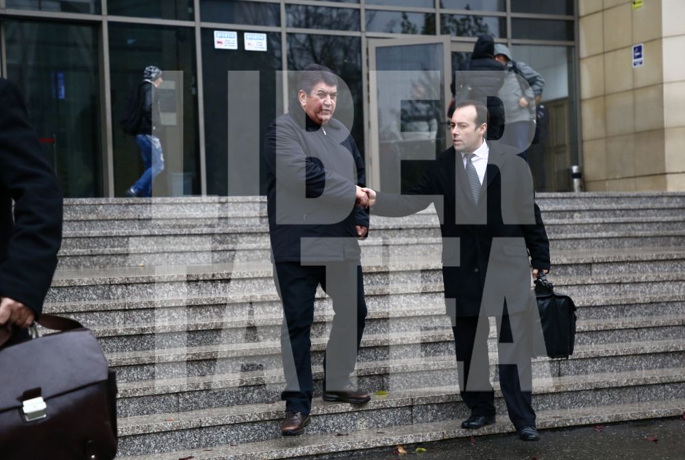 FOTO EXCLUSIV | Gabriel Oprea, întâmpinat cu cătușe pe tavă, la Tribunalul București, de către un protestatar #Rezist costumat în ospătar