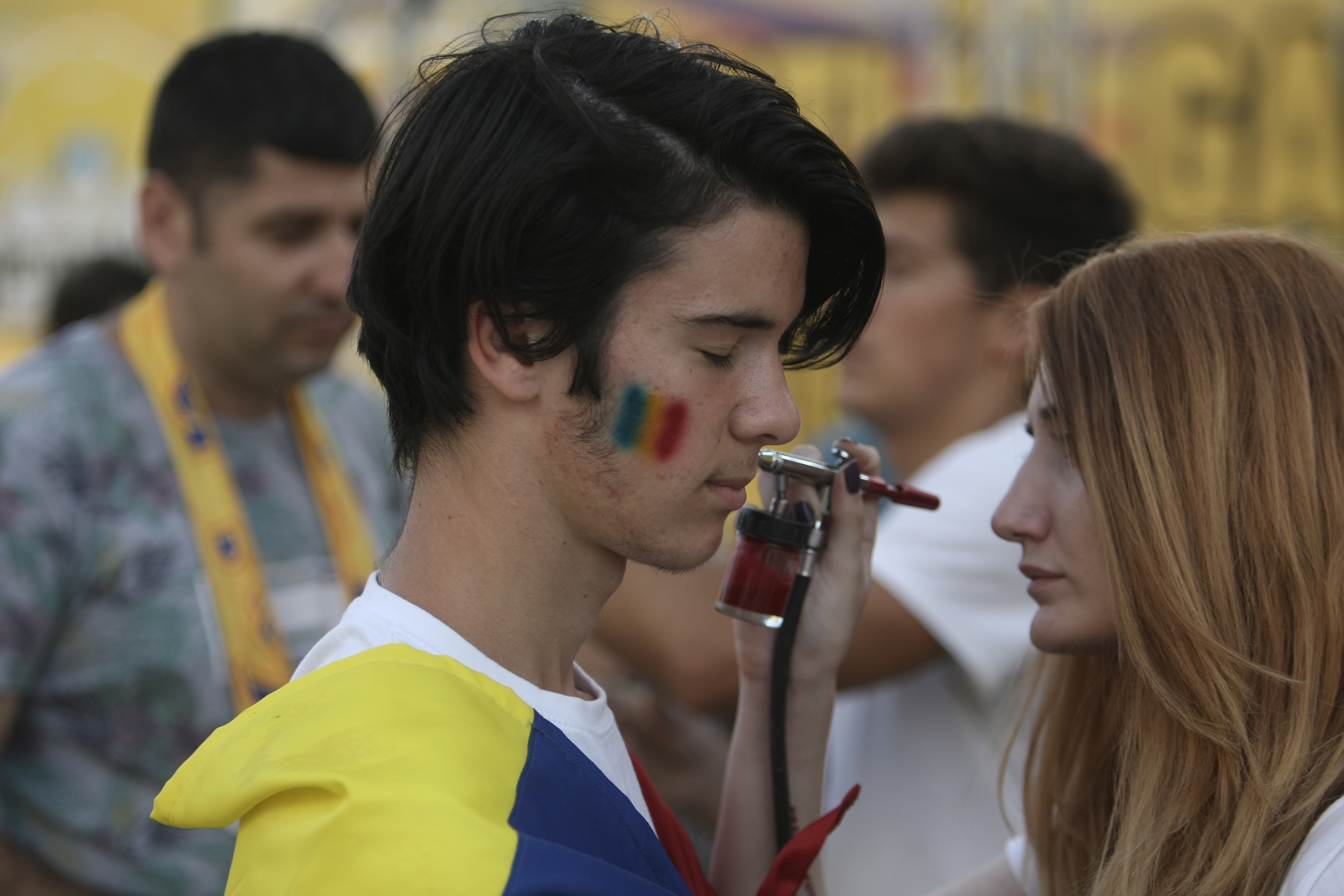 România - Muntenegru (duminică, ora 21.45). Clujul este în galben! Fanii tricolorilor dau năvală la stadion. Sunt și suporteri ai oaspeților / GALERIE FOTO