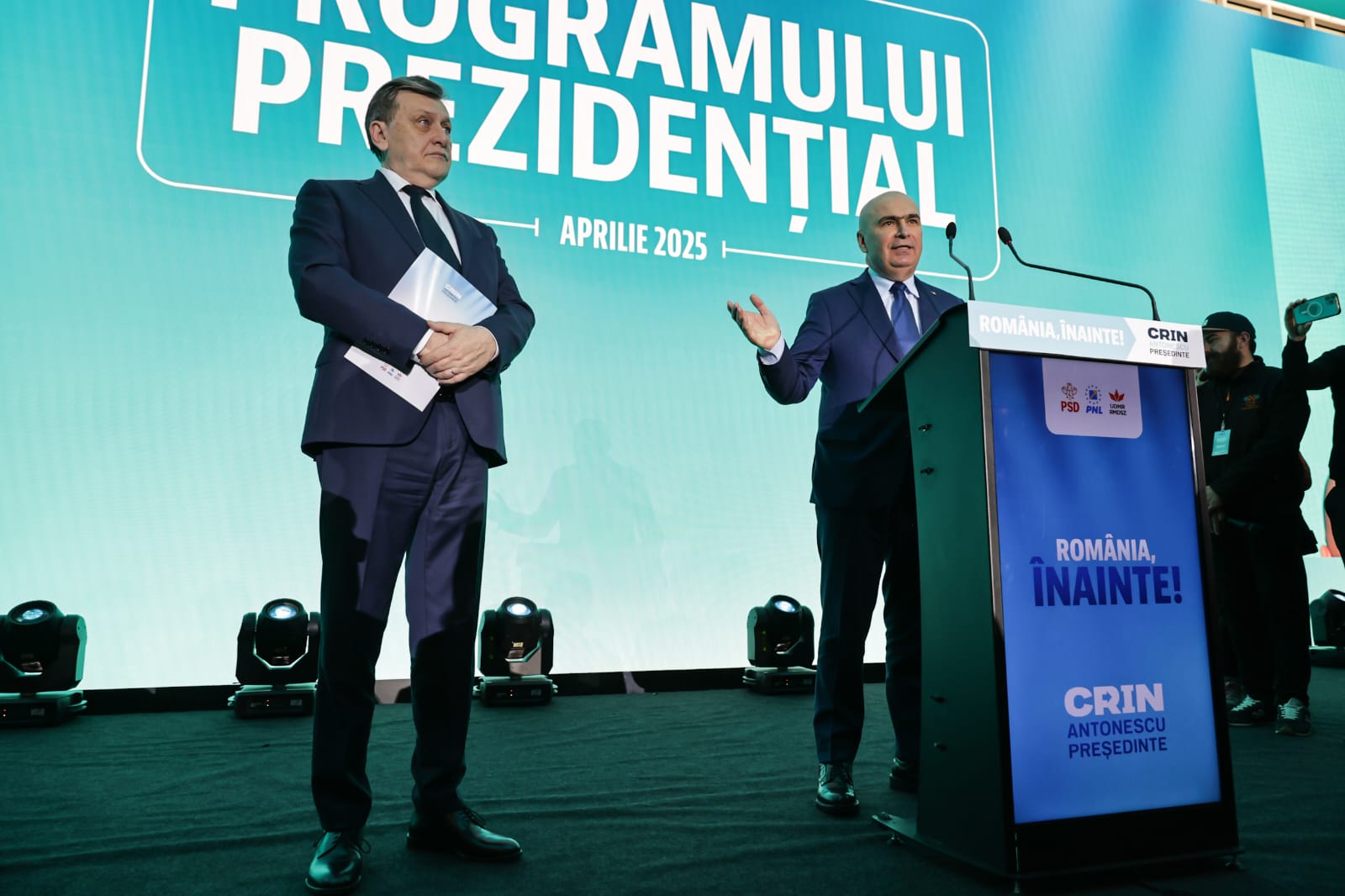 Ce nu s-a văzut la TV la lansarea programului lui Antonescu: oboseală, discursuri anoste și glumițe despre „Crin somnorosul” REPORTAJ