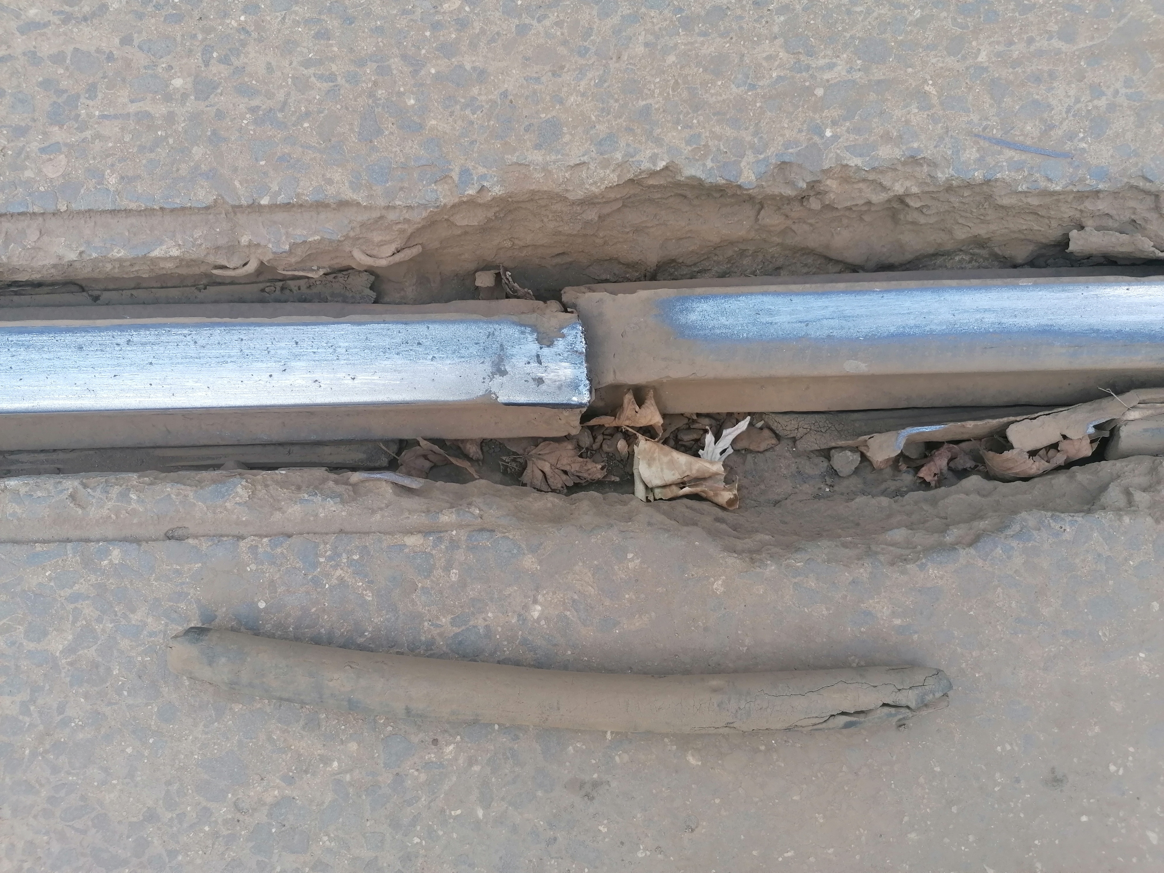 Gropi, șine rupte și segmente lipsă. Imagini cu liniile de tramvai care îi înspăimântă pe bucureștenii care vin la muncă în Pipera: „Mai bine cobor cu două stații înainte”