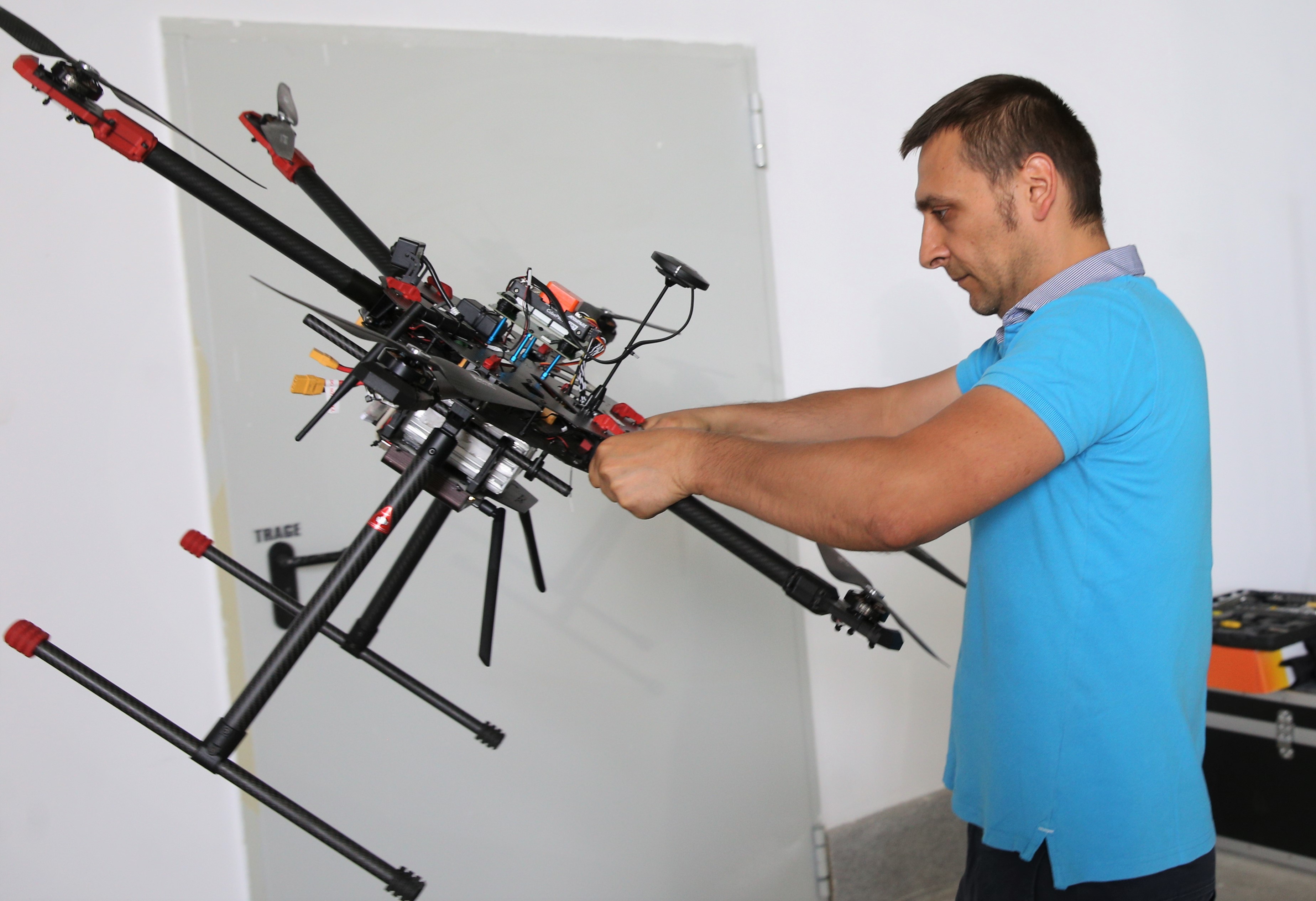 Drone românești trimise la luptă împotriva COVID-19. Misiunea lor: livrări urgente și depistarea oamenilor care nu poartă mască
