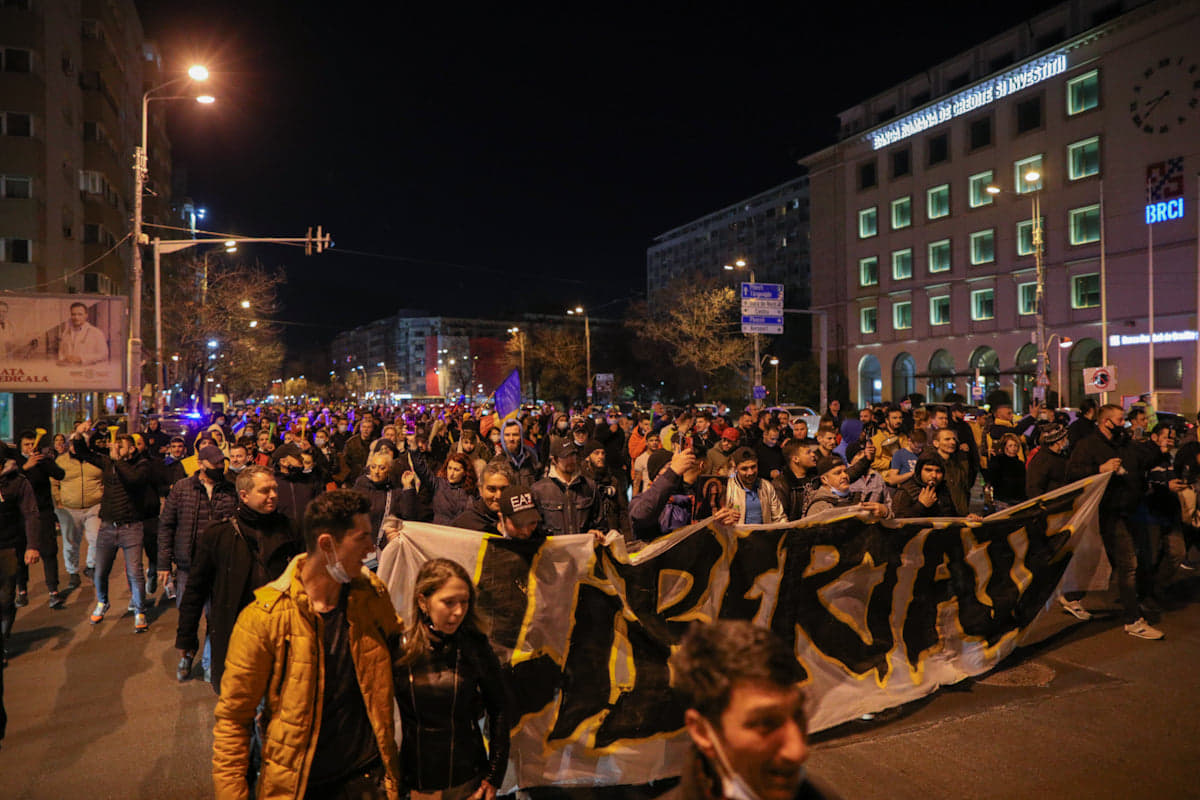 Protestul anti-restricții din Capitală, încheiat cu violențe și arestări. Manifestații și în alte orașe din țară