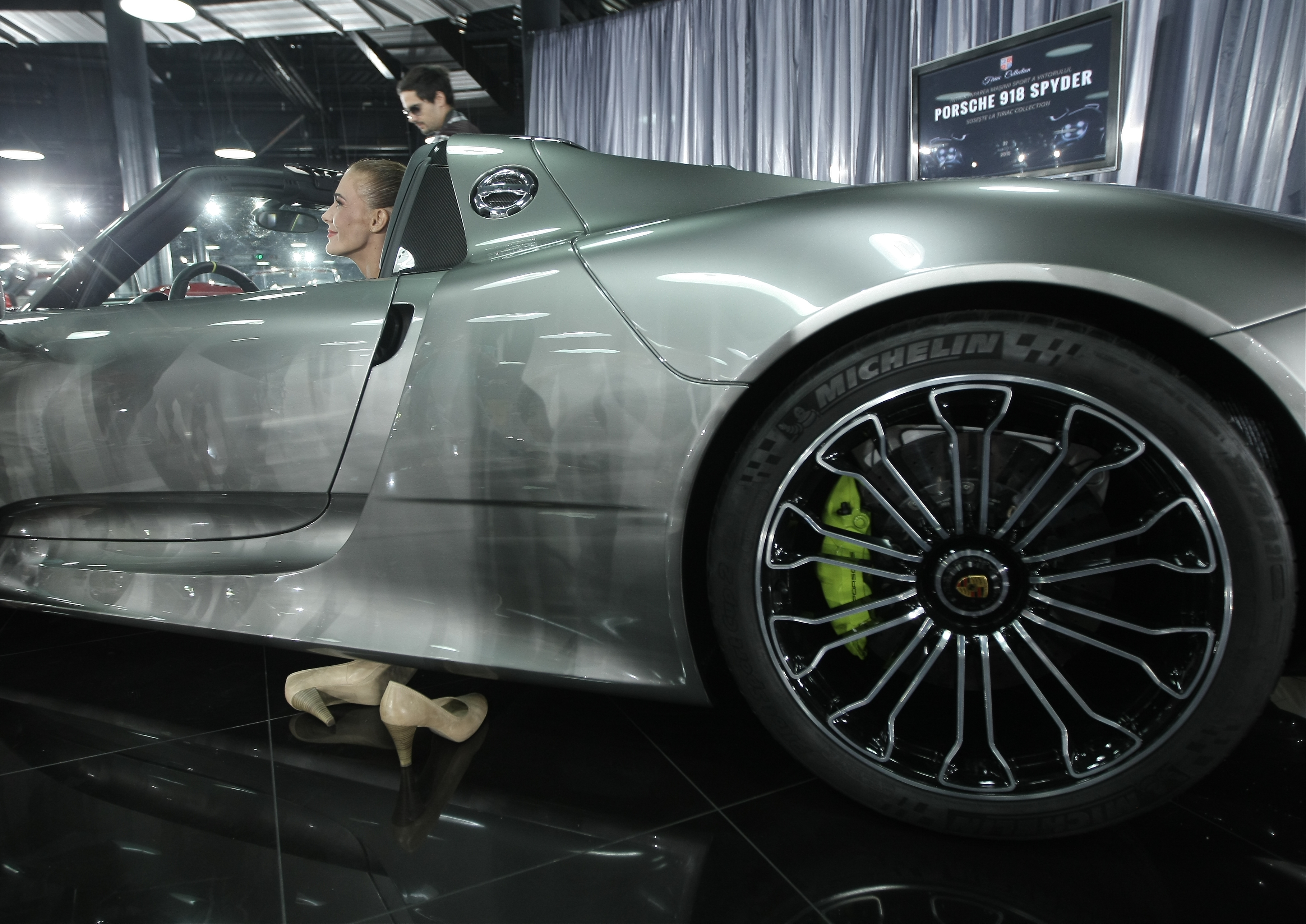 Țiriac și-a prezentat săgeata argintie! Una din cele mai rapide mașini din lume, Porsche 918 Spyder, a intrat joi în colecția omului de afaceri