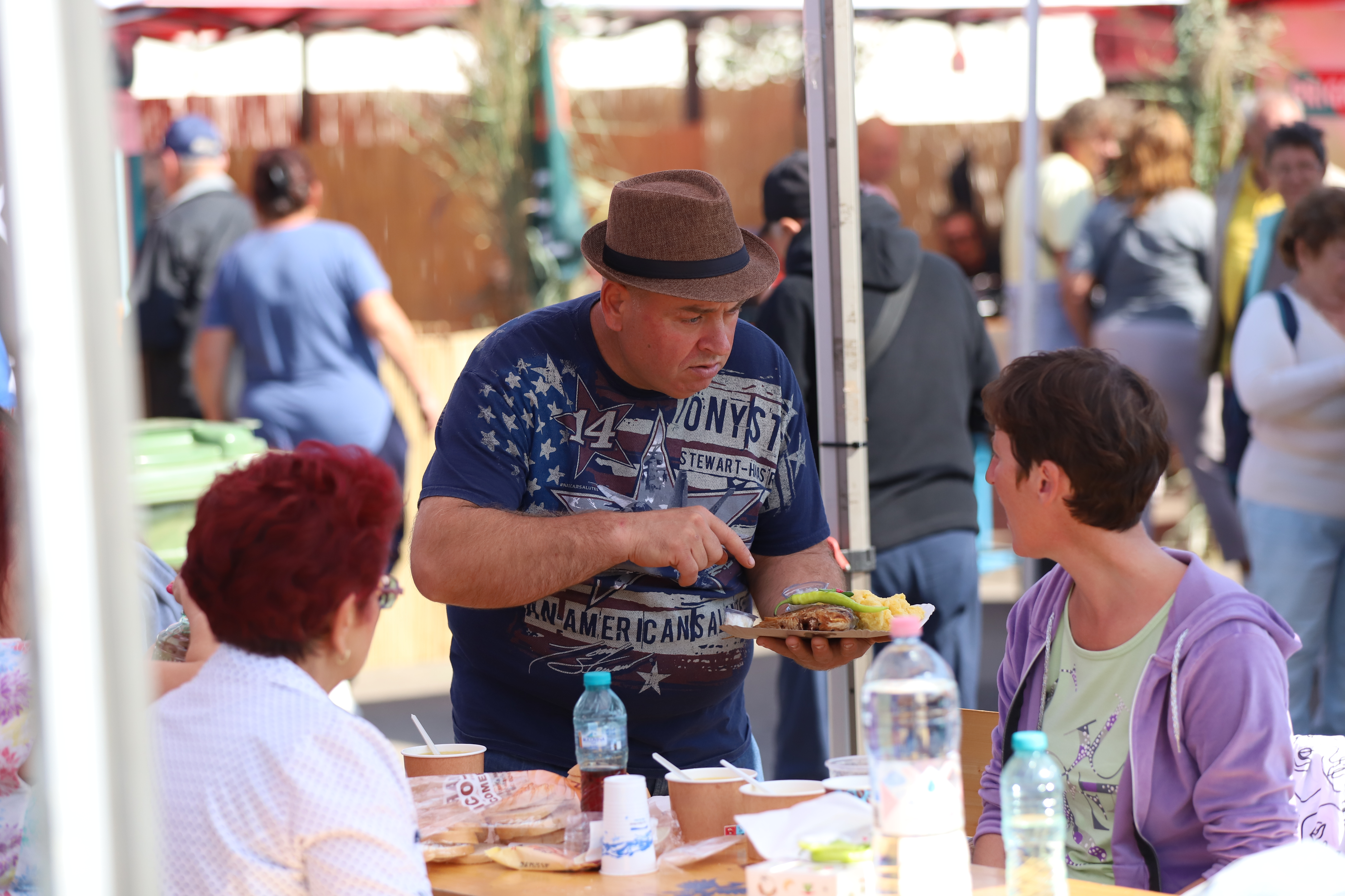 Secrete culinare de la Festivalul Borșului Lipovenesc din Jurilovca. Fără morcov, dar cu ardei și țicore de baltă: „Adevăratul gust îl dau oasele!” | FOTO REPORTAJ