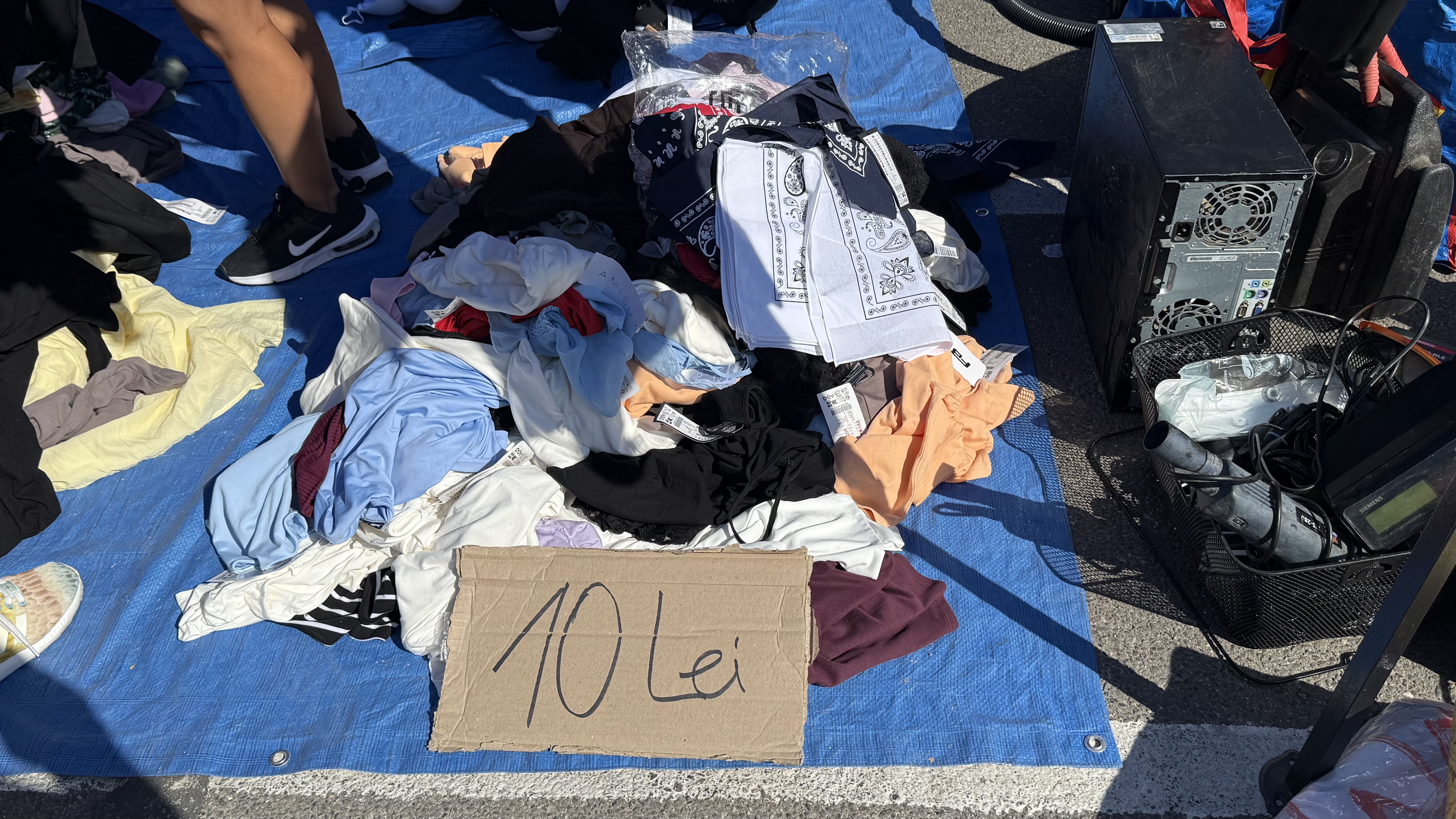 „Mi-e rușine, dar ce să fac?!”. Poveștile emoționante ale românilor care trăiesc în sărăcie și își vând trecutul pe tarabe, în târg