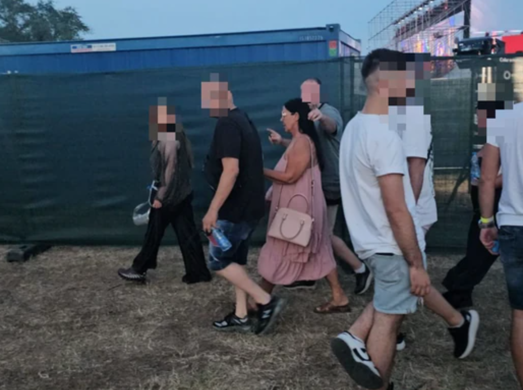 "Sklanjajte se, ide MEGA ZVEZDA!" Martu Savić OPKOLILO OBEZBEĐENJE na Music Week-u, rukom zapretili da NIKO NE SME DA JE FOTOGRAFIŠE! (FOTO)