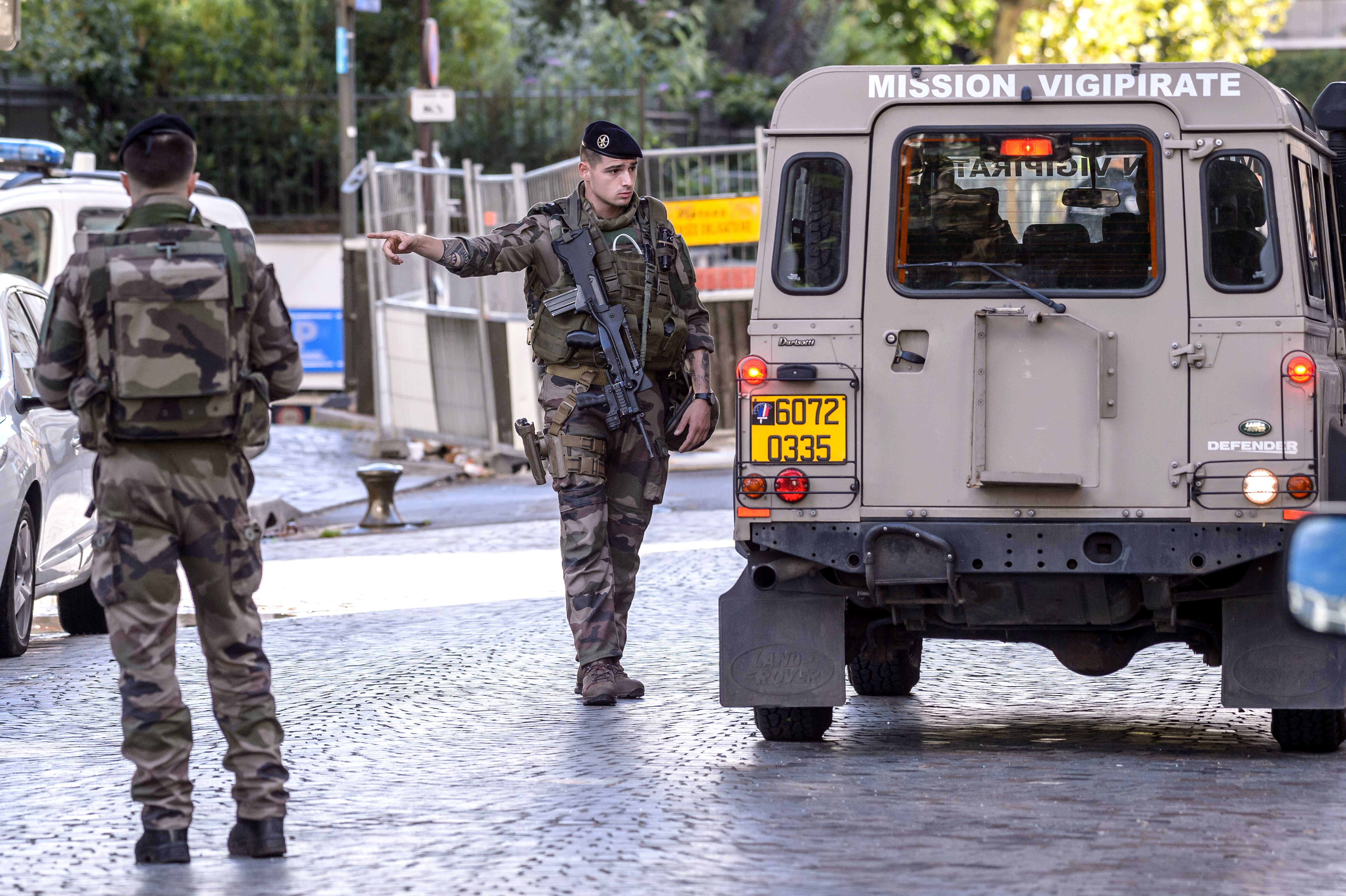 FOTO | Alertă de securitate în Paris, unde un șofer a intrat cu mașina în mai mulți militari. Un suspect a fost reținut