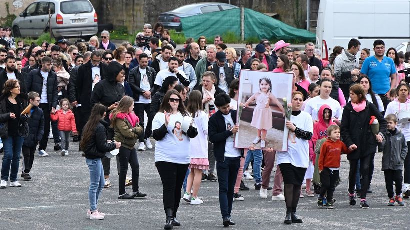 Marș cu 500 de oameni pentru Rose, fetița româncă de 5 ani ucisă și băgată dezbrăcată într-un sac de gunoi, într-un oraș din Franța