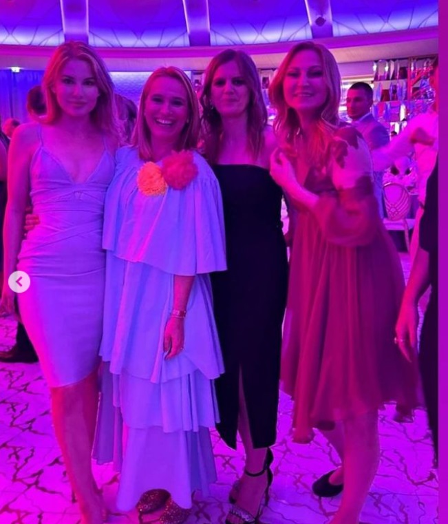 Cât costă rochia purtată de Andreea Esca la nunta Roxanei Hulpe. Ținuta nu a fost pe placul tuturor fanilor: „Nu arată bine deloc”