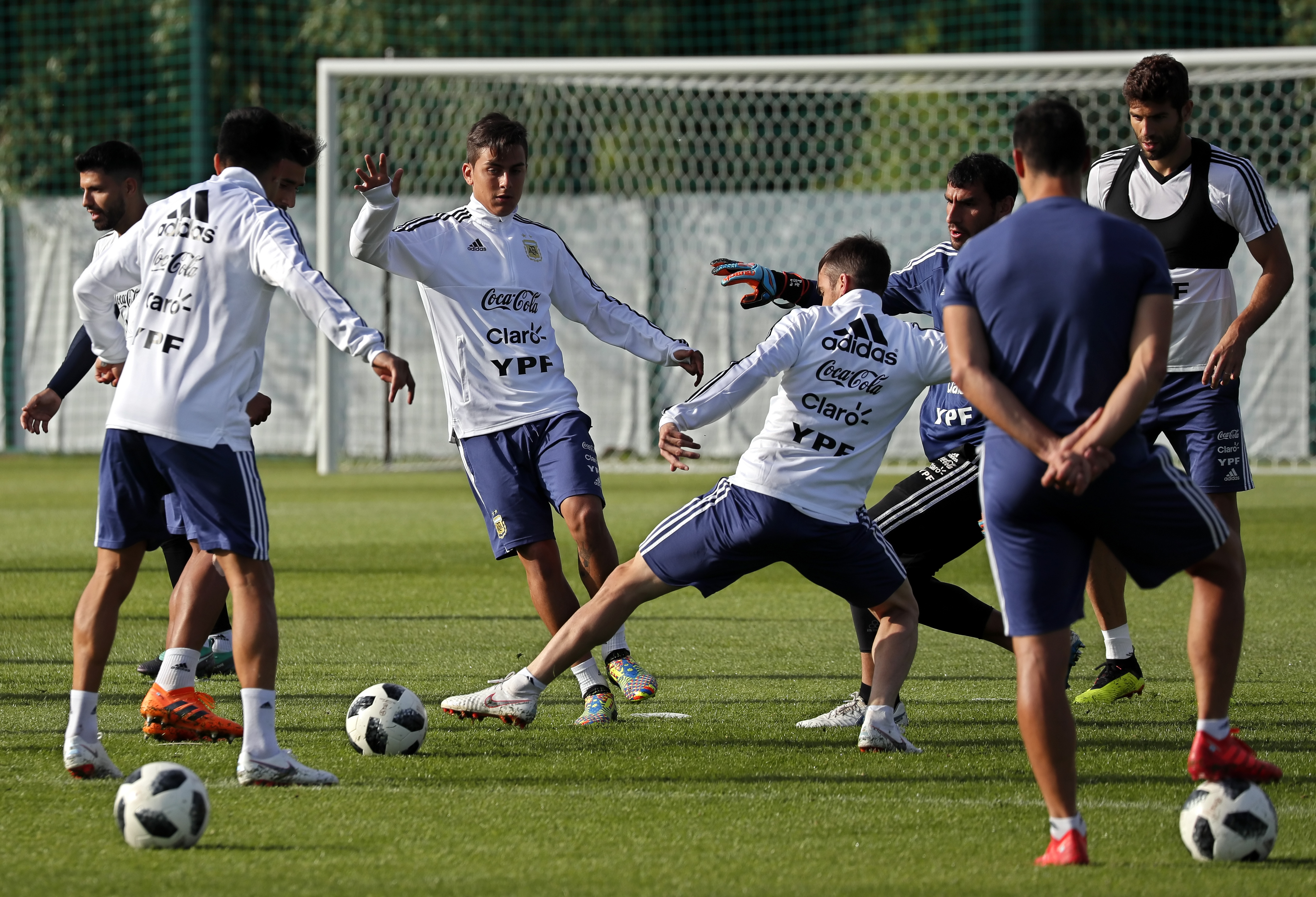 Argentina a făcut primul antrenament deschis în Rusia. Messi, asaltat de fani / GALERIE FOTO