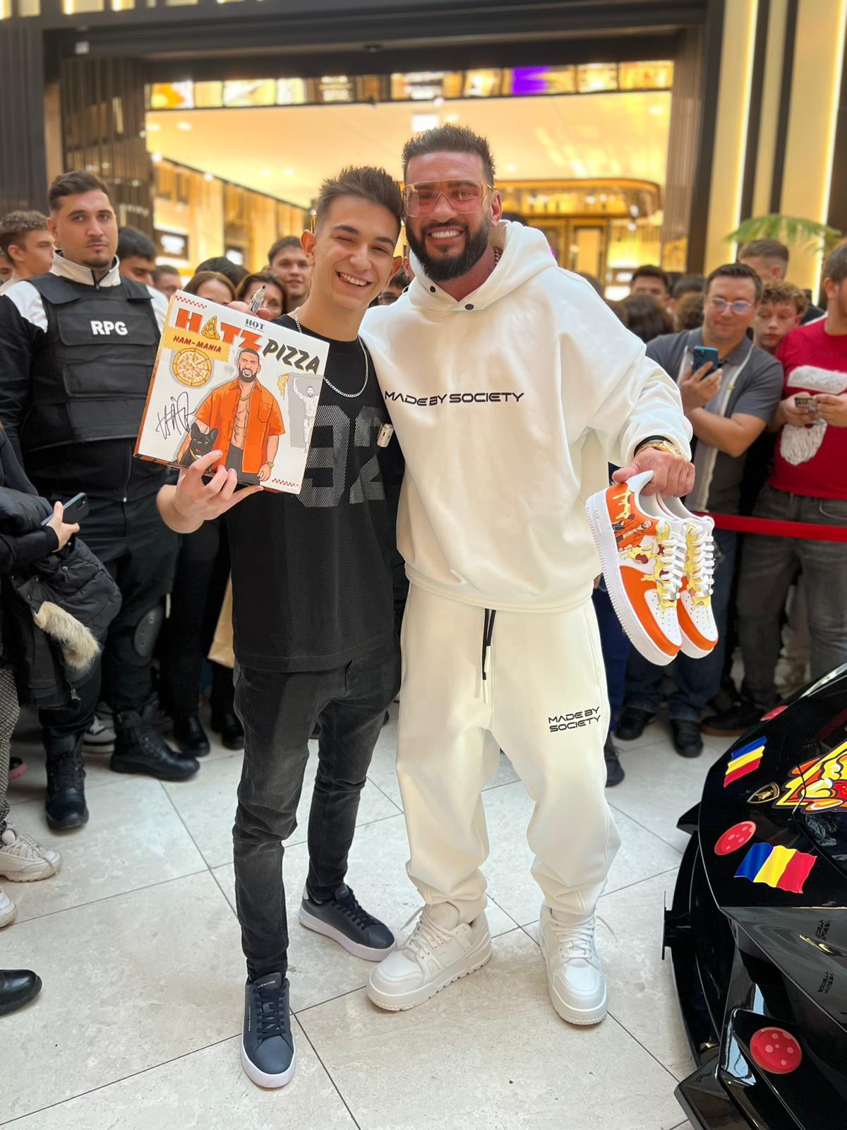Dennis Măldărășanu face artă pe adidași: „Tata se uită la videoclipurile mele încontinuu”. Cât costă să-ți personalizezi o pereche de sneakerși