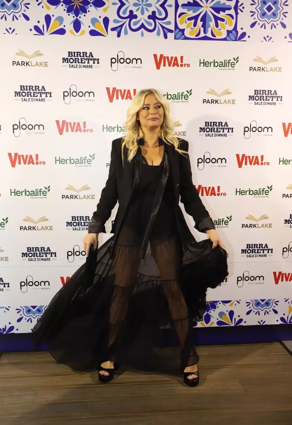 Cum s-au îmbrăcat vedetele la VIVA! Influencers Party 2024. Elena Gheorghe a făcut furori într-o rochie mini, iar Laura Cosoi într-una transparentă