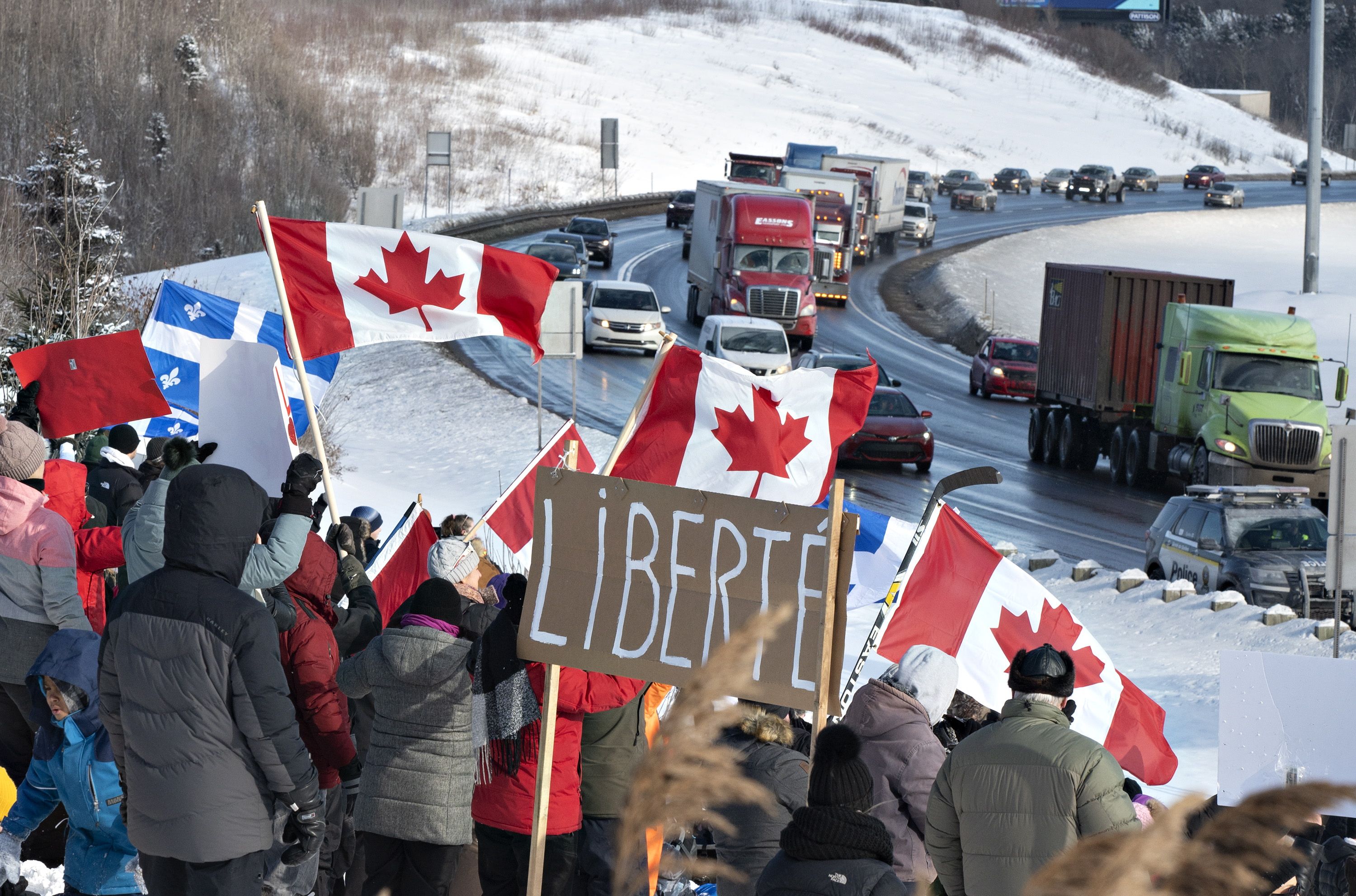 Mii de canadieni s-au alăturat protestului camionagiilor față de vaccinarea obligatorie. Justin Trudeau, dus într-o locație secretă
