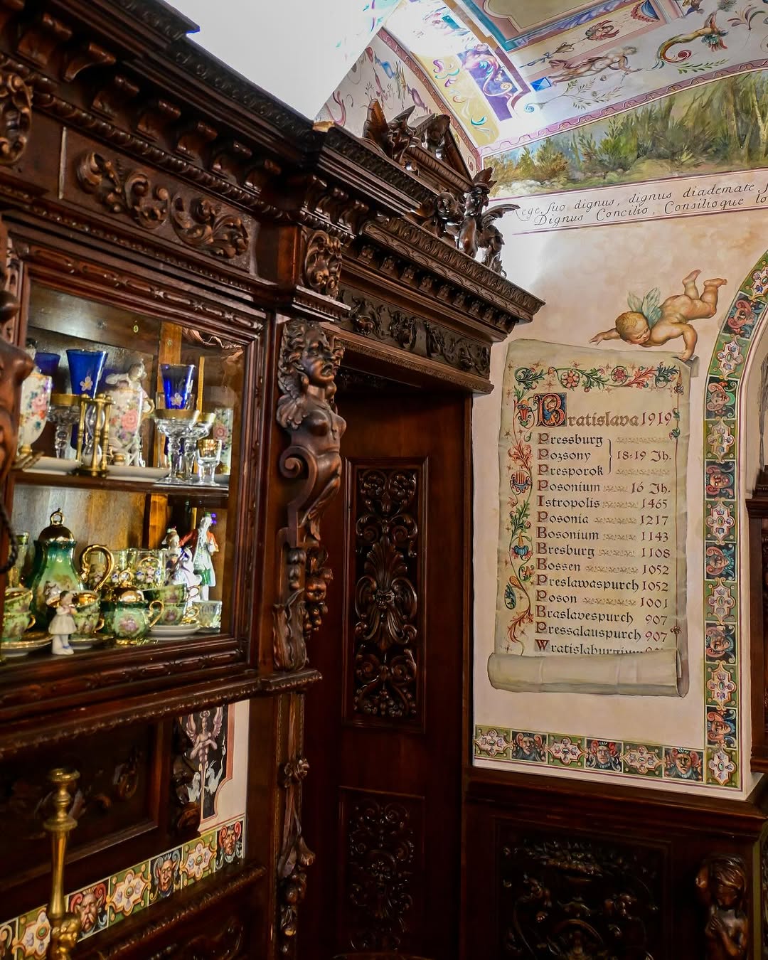 O cofetărie secretă unde timpul s-a oprit și gustul prăjiturilor spune povestea unei epoci dispărute
