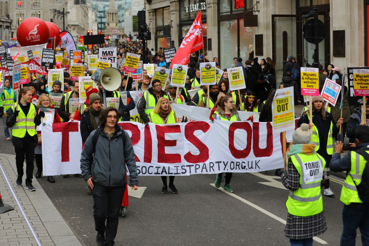 Protest al ”vestelor galbene” în Londra. Englezii au ieșit în stradă pentru a cere alegeri generale anticipate